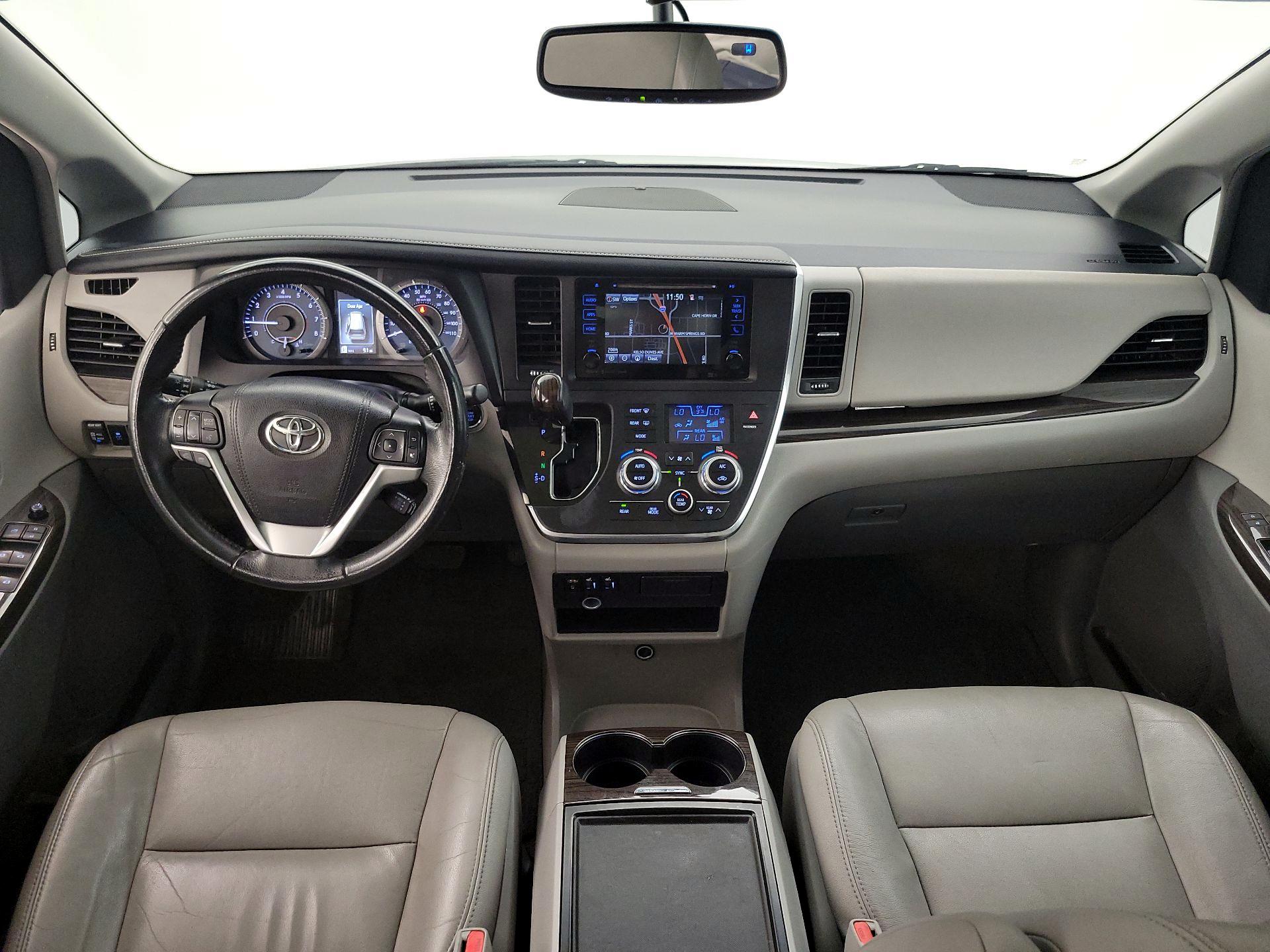 Thumbnail: 2017 Toyota Sienna - 9