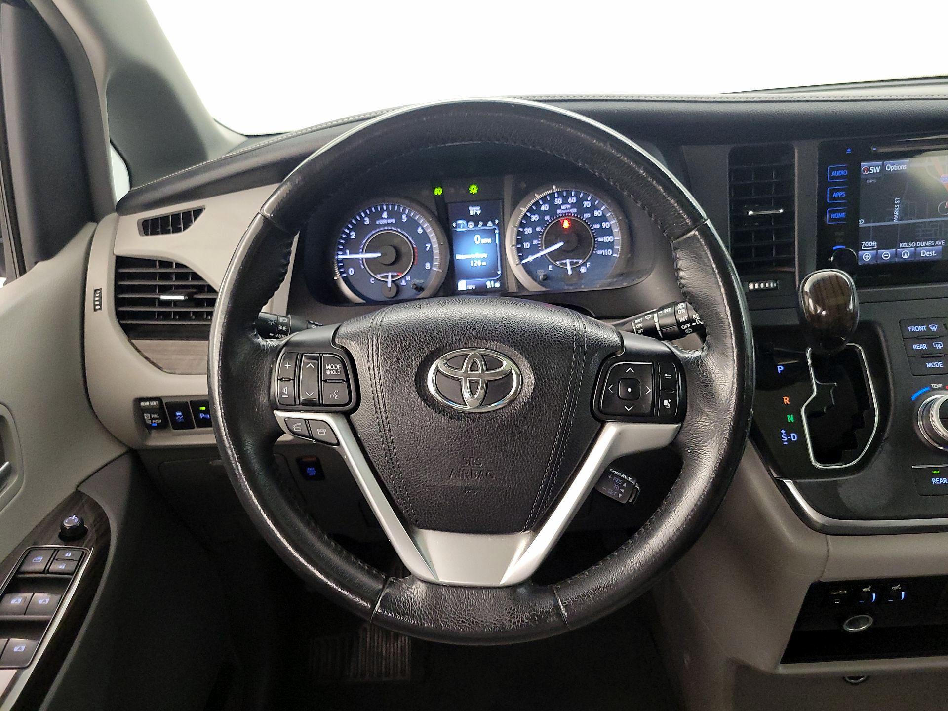 Thumbnail: 2017 Toyota Sienna - 10