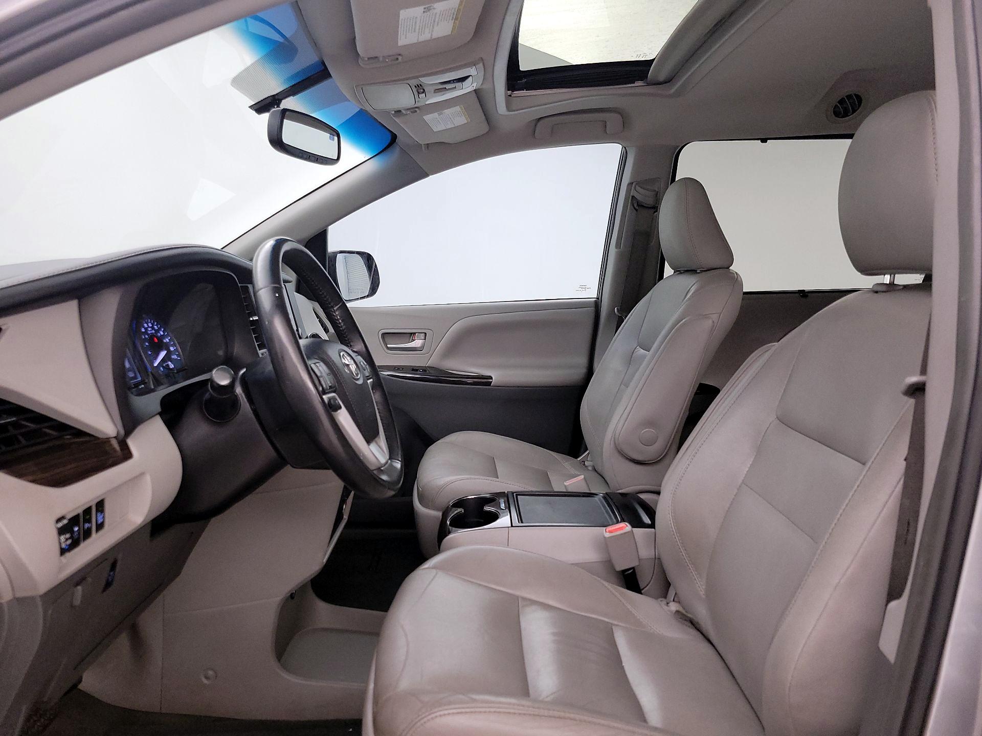 Thumbnail: 2017 Toyota Sienna - 11