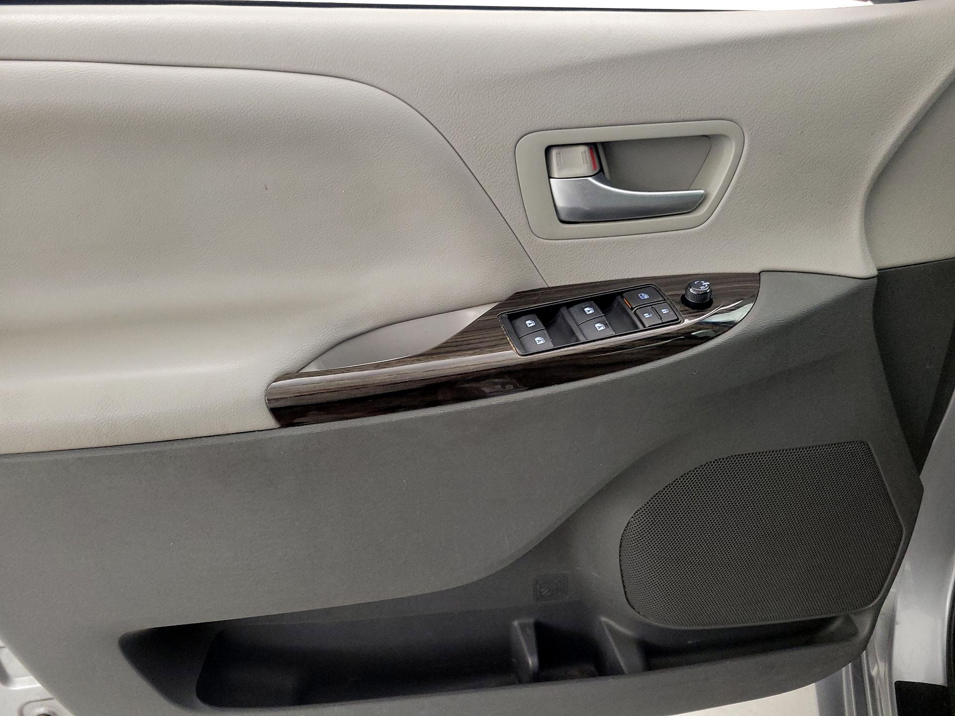 Thumbnail: 2017 Toyota Sienna - 12