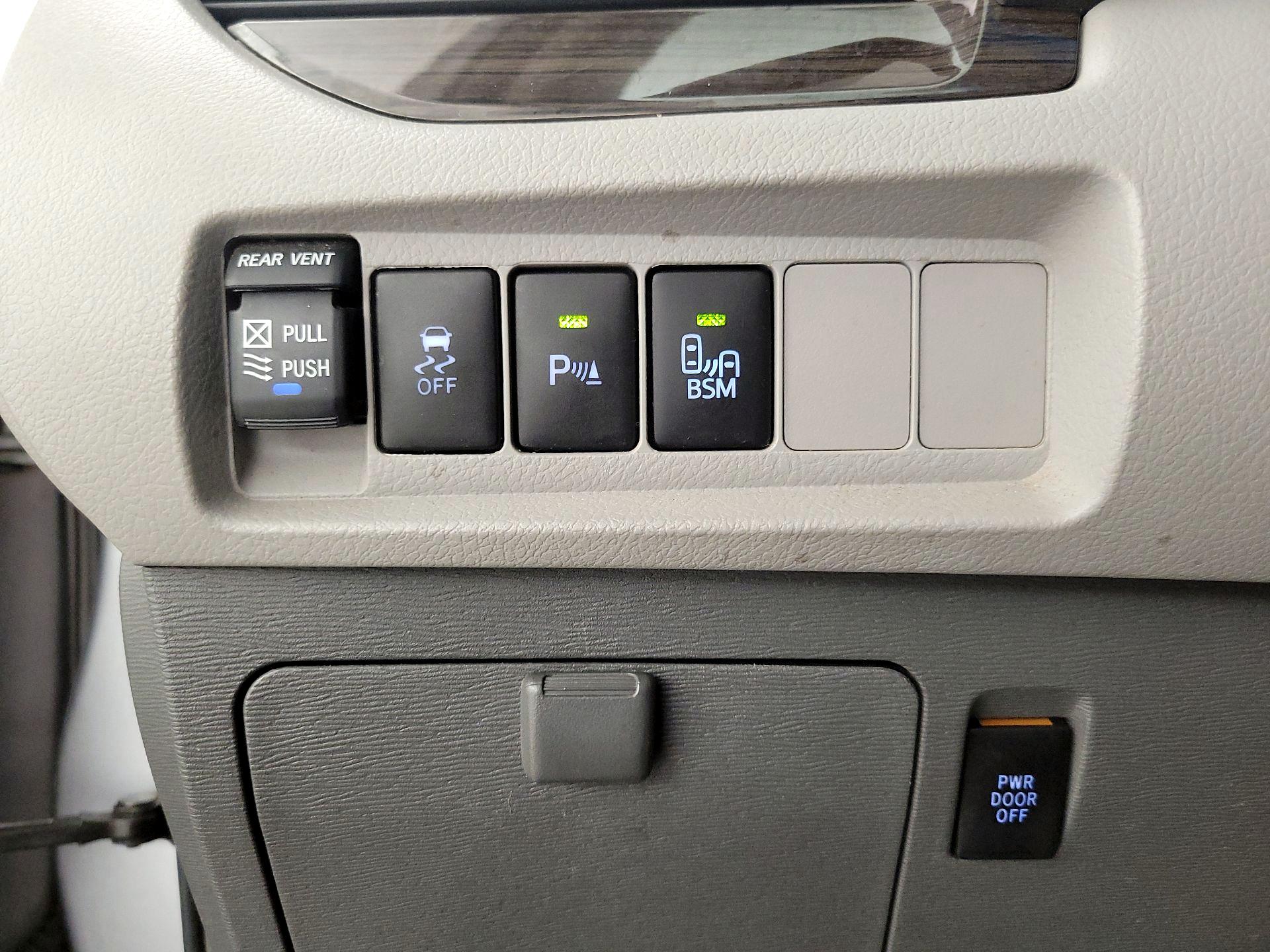 Thumbnail: 2017 Toyota Sienna - 13