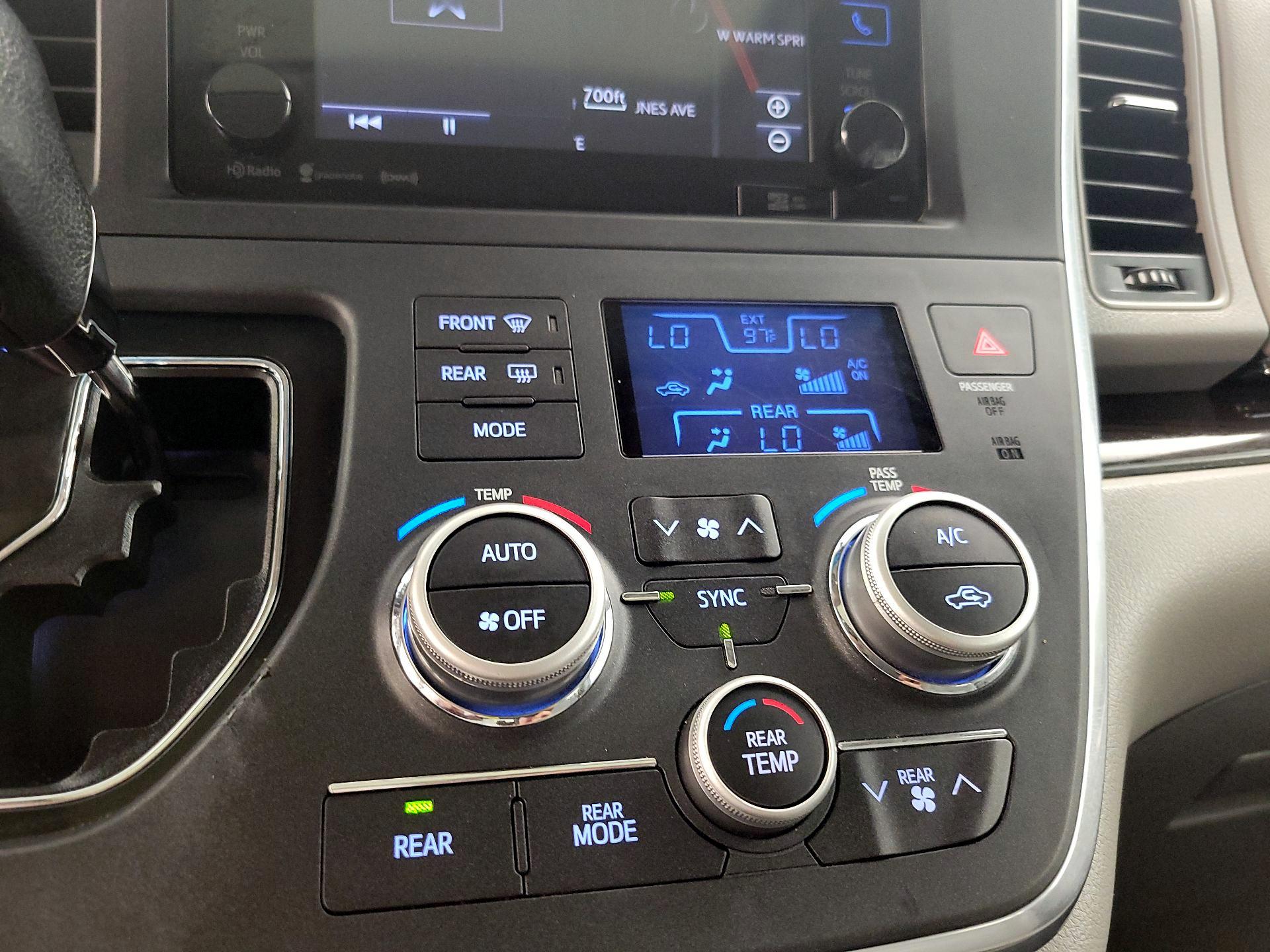 Thumbnail: 2017 Toyota Sienna - 17
