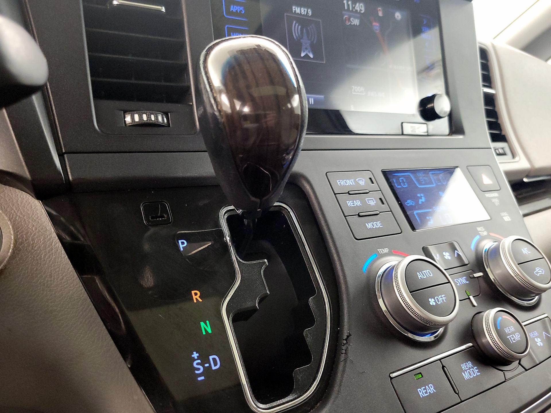 Thumbnail: 2017 Toyota Sienna - 18