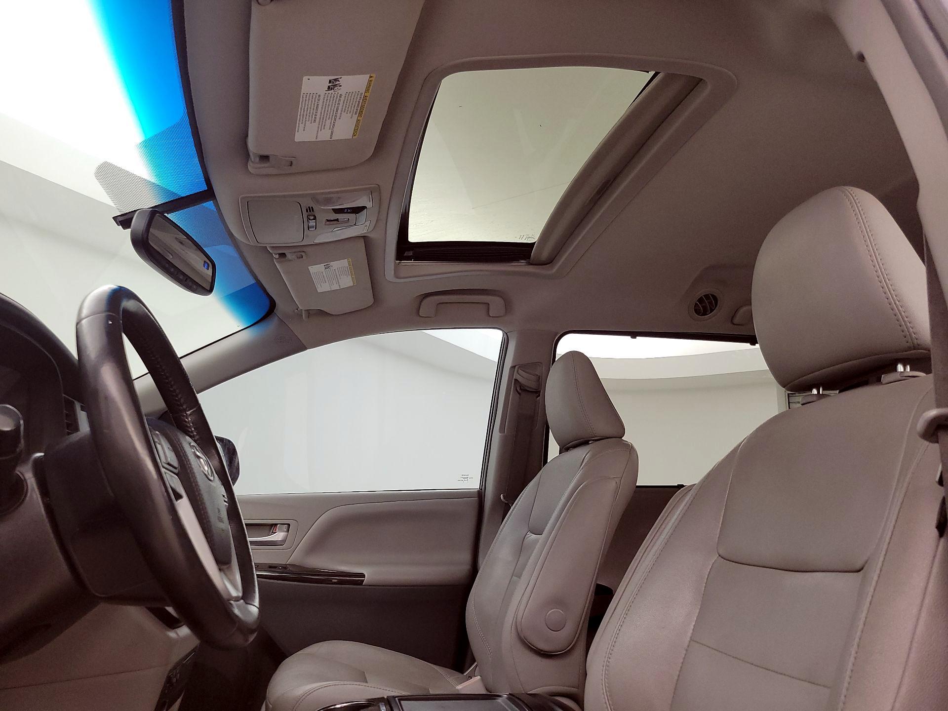 Thumbnail: 2017 Toyota Sienna - 20