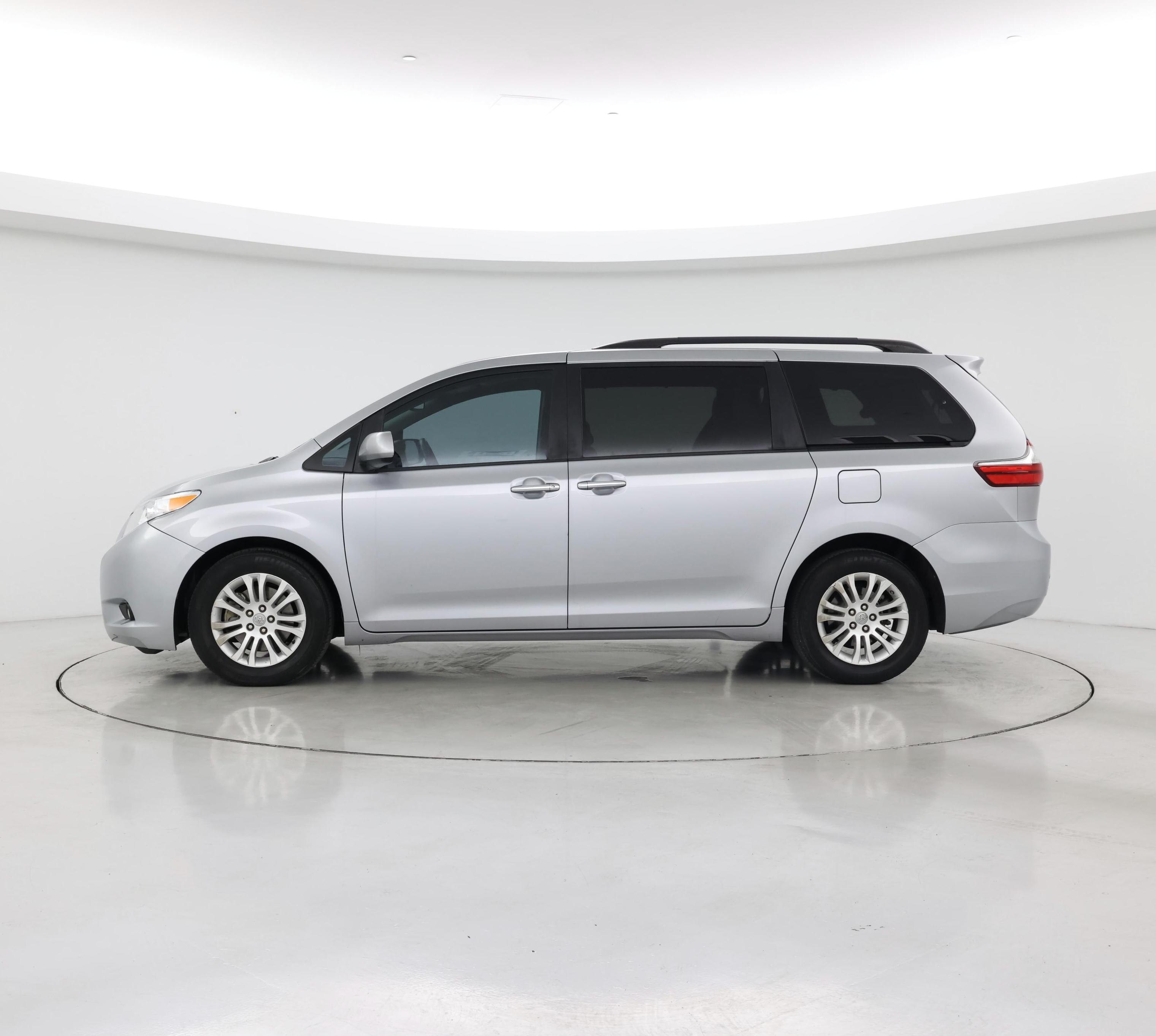 Thumbnail: 2017 Toyota Sienna - 3