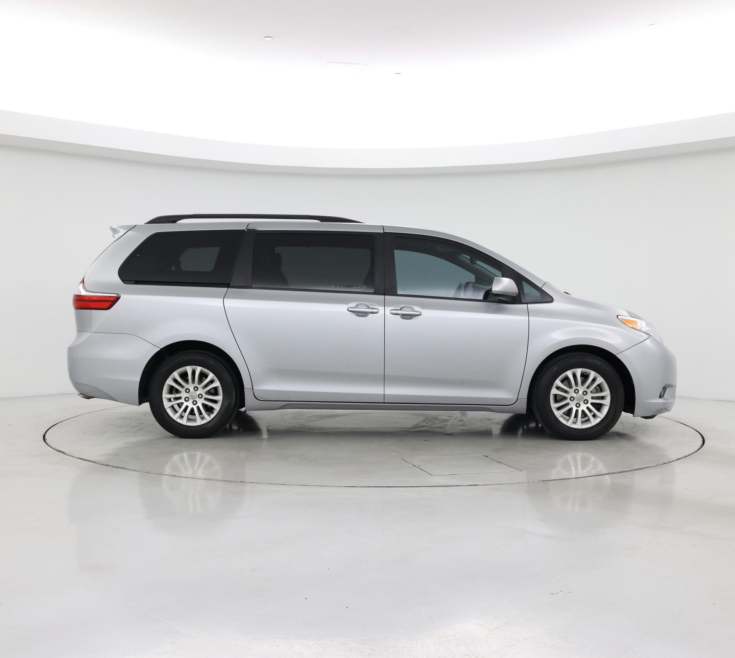 Thumbnail: 2017 Toyota Sienna - 7