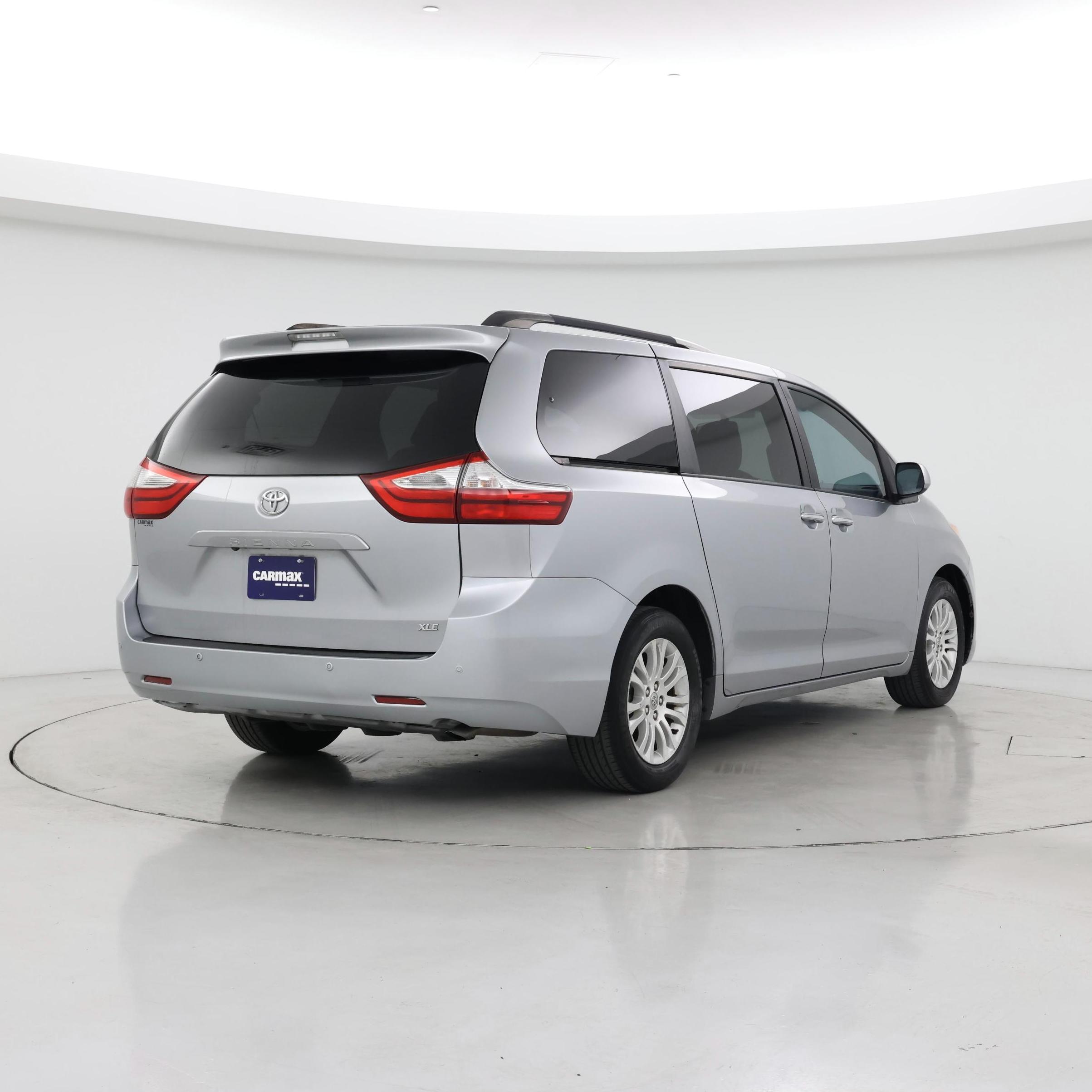 Thumbnail: 2017 Toyota Sienna - 8