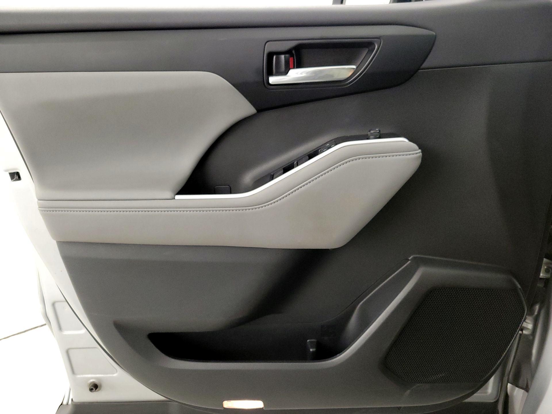 Thumbnail: 2020 Toyota Highlander - 12