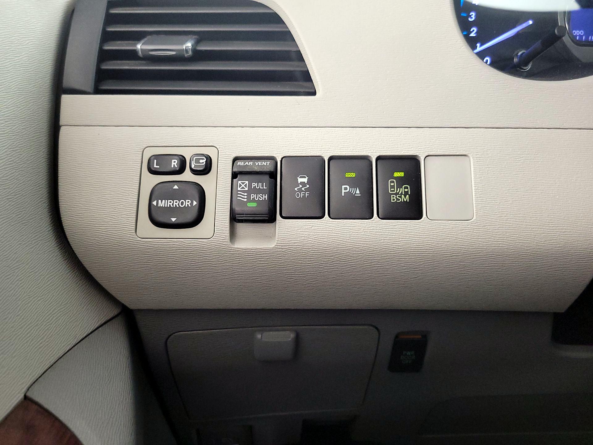 Thumbnail: 2013 Toyota Sienna - 13