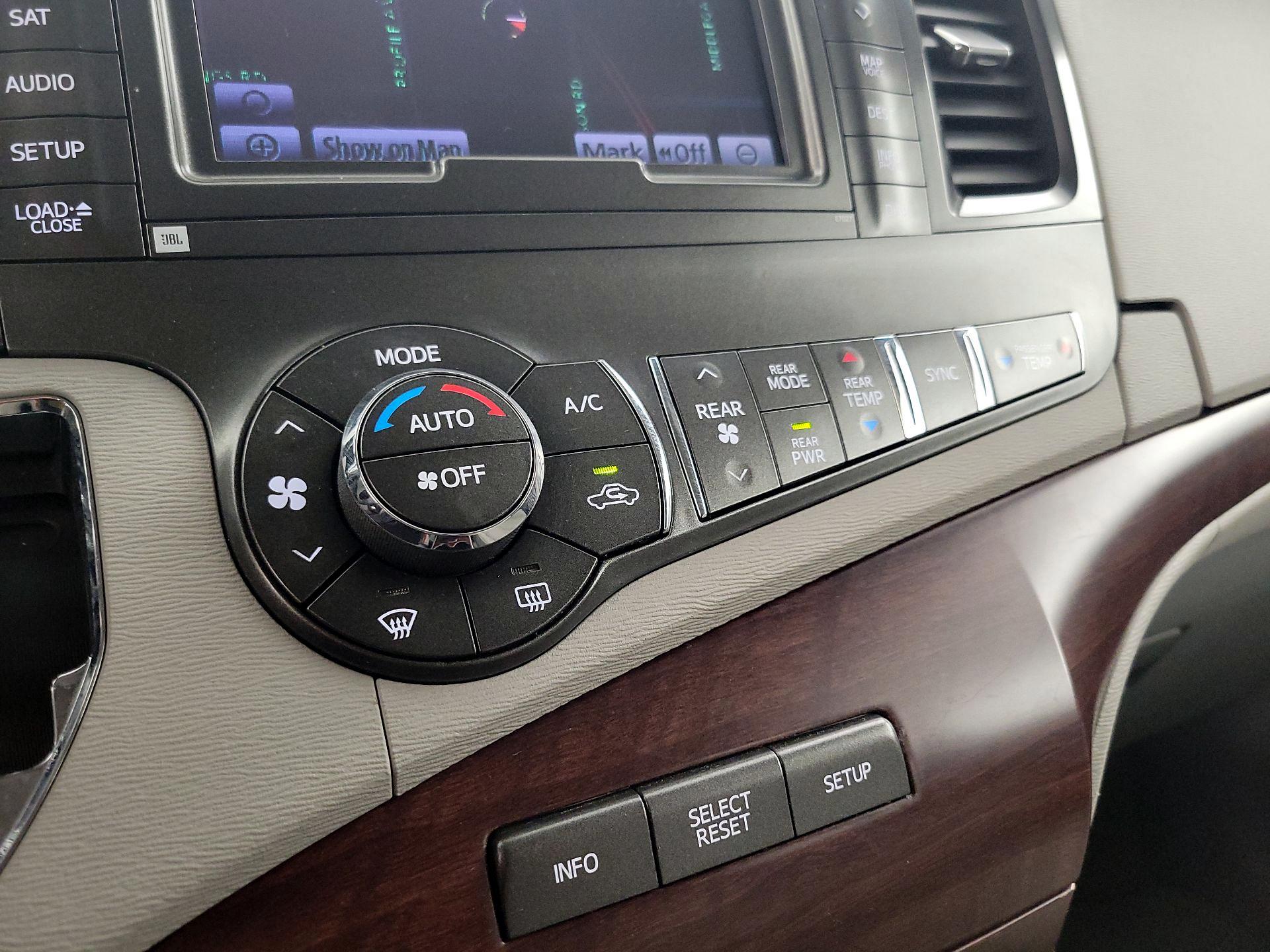 Thumbnail: 2013 Toyota Sienna - 17