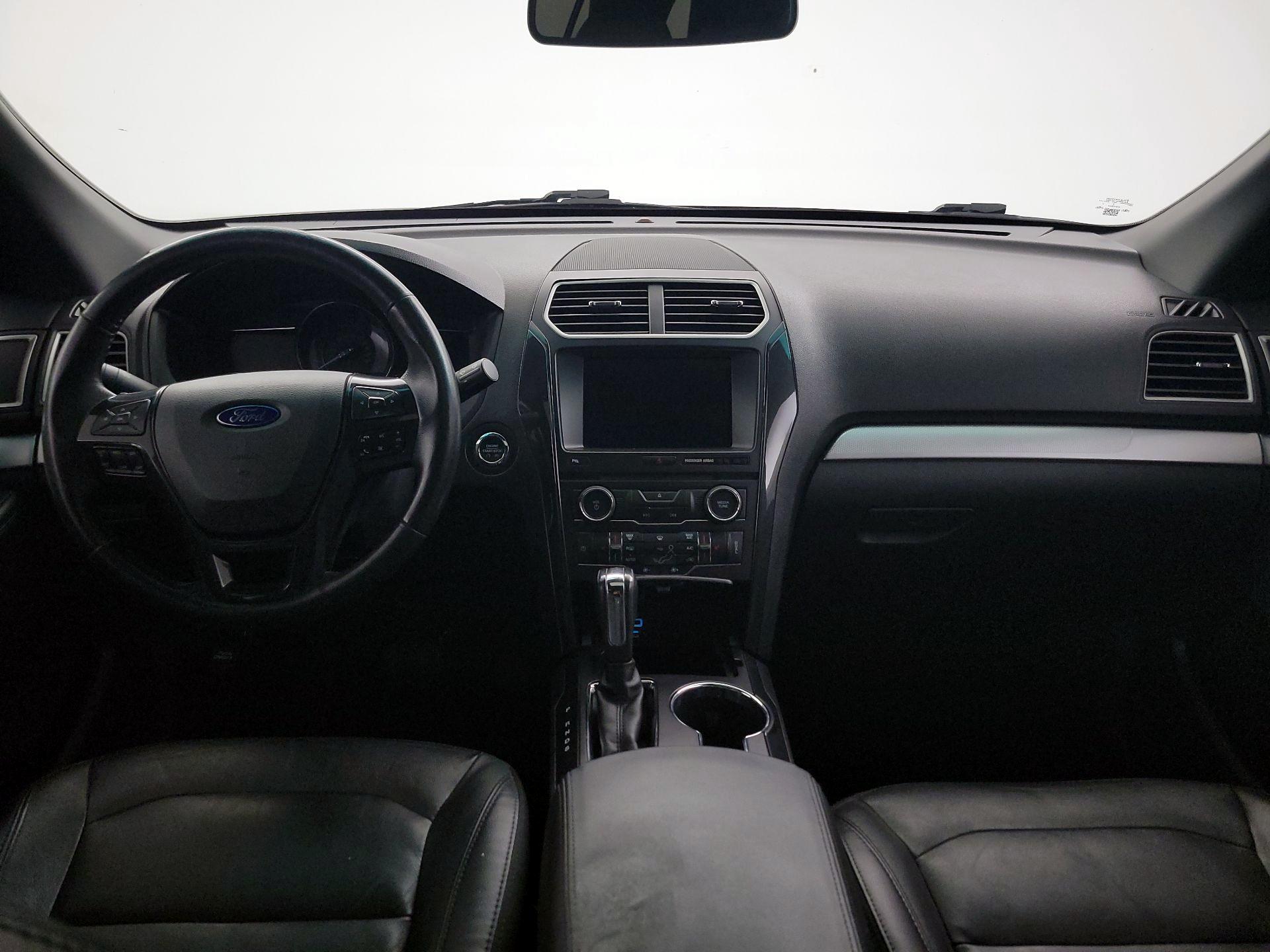 Thumbnail: 2016 Ford Explorer - 9