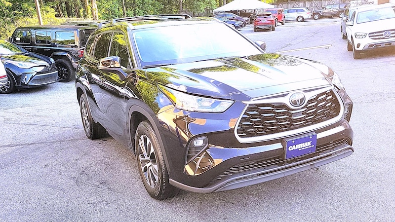 2020 Toyota Highlander XLE Hero Image