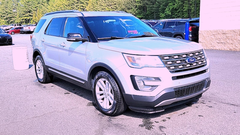 2017 Ford Explorer XLT Hero Image
