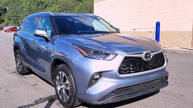 2022 Toyota Highlander XLE Hero Image