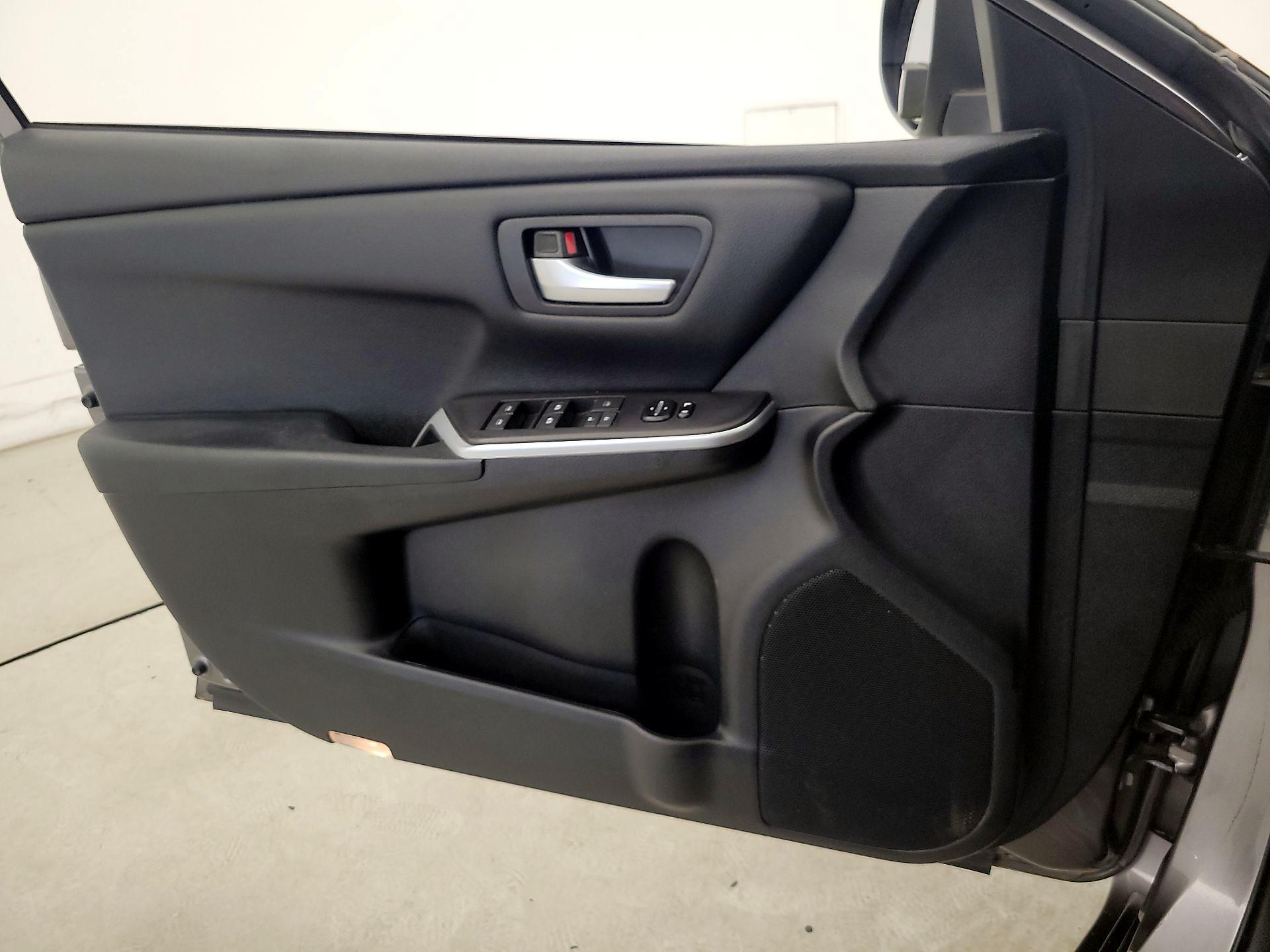 Thumbnail: 2015 Toyota Camry - 12