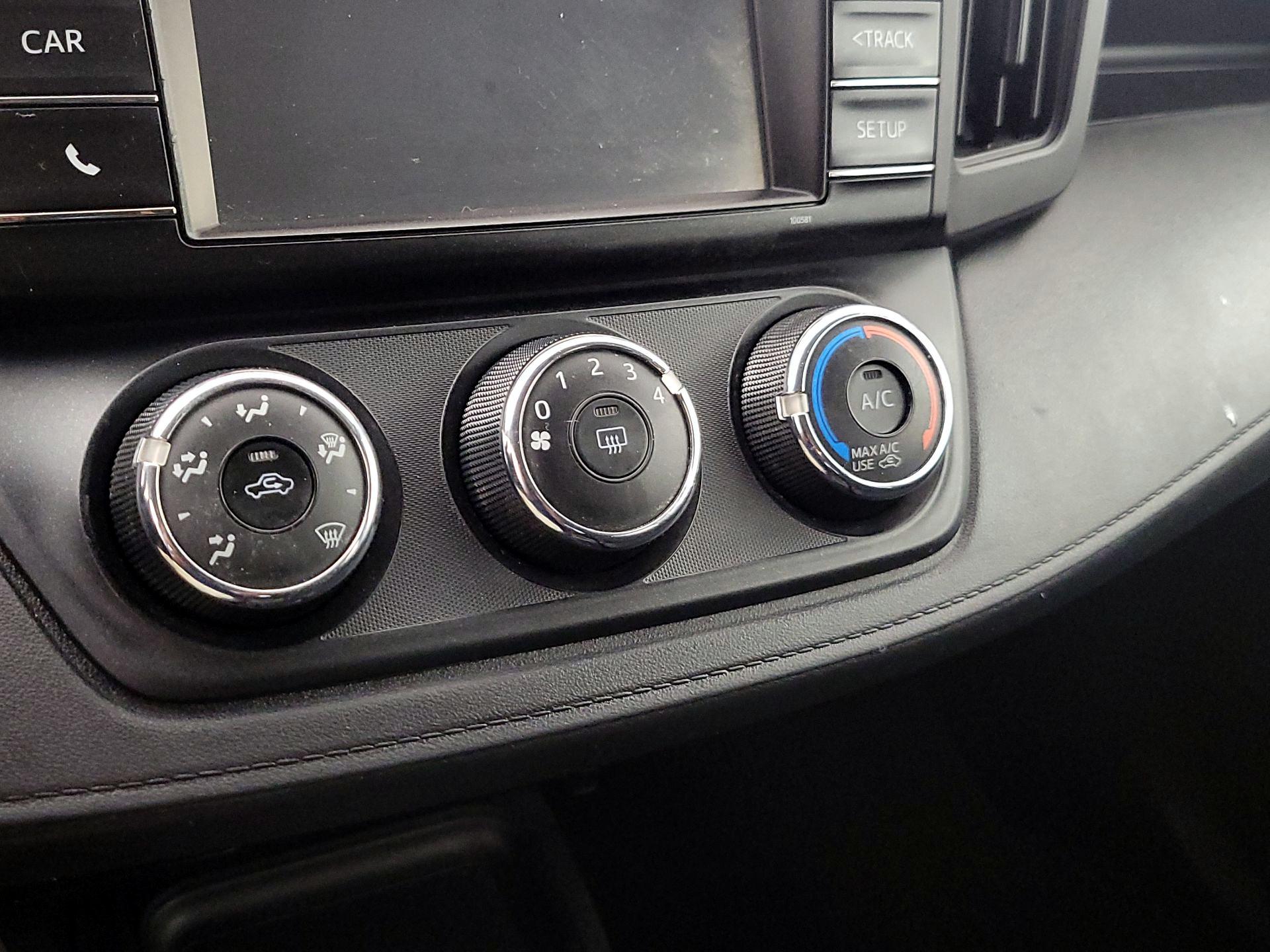 Thumbnail: 2016 Toyota RAV4 - 16