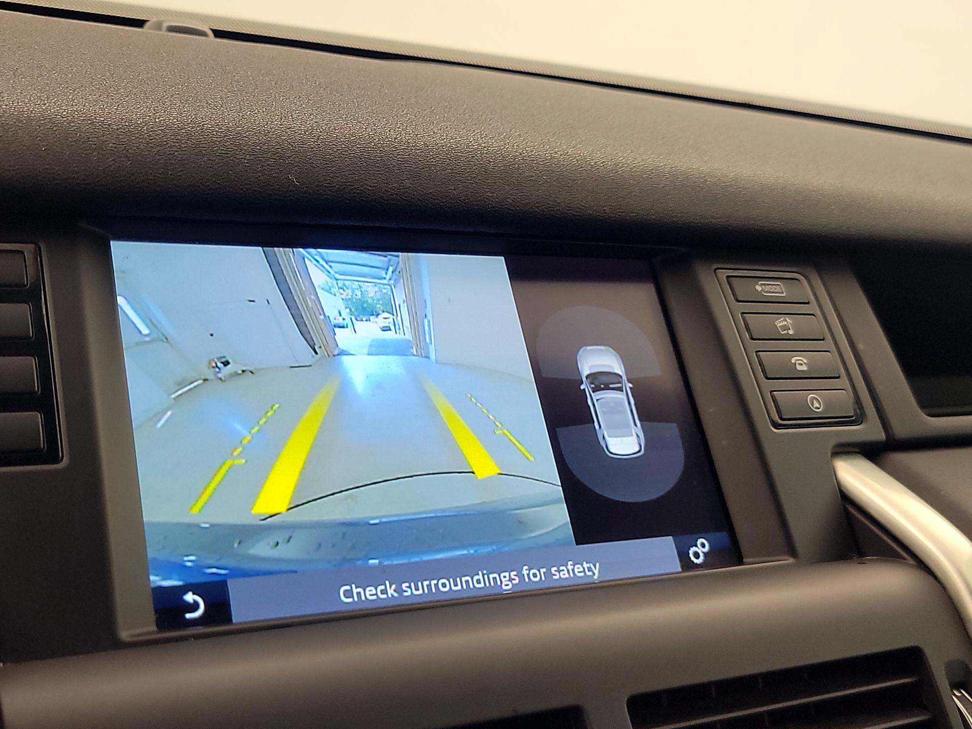 Thumbnail: 2017 Land Rover Discovery Sport - 15