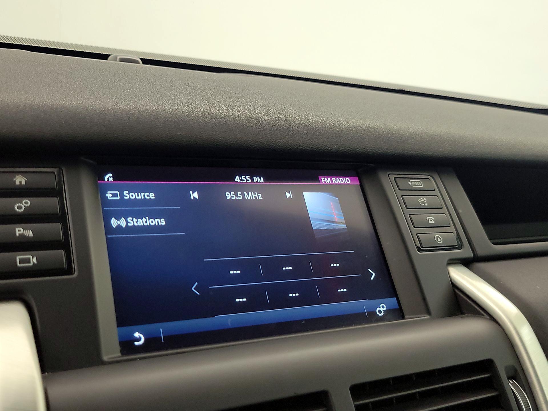 Thumbnail: 2017 Land Rover Discovery Sport - 16