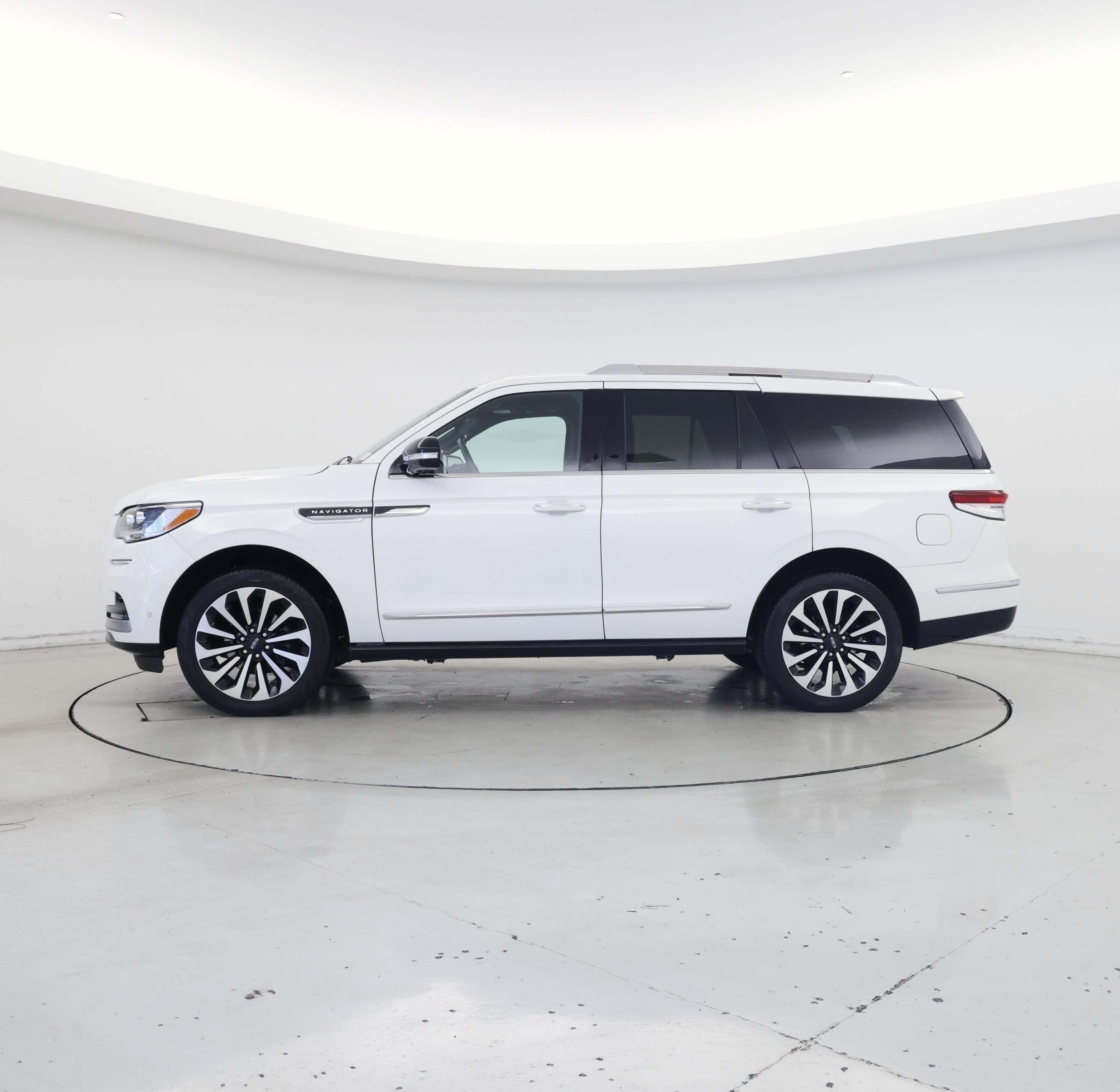 Thumbnail: 2023 Lincoln Navigator - 3