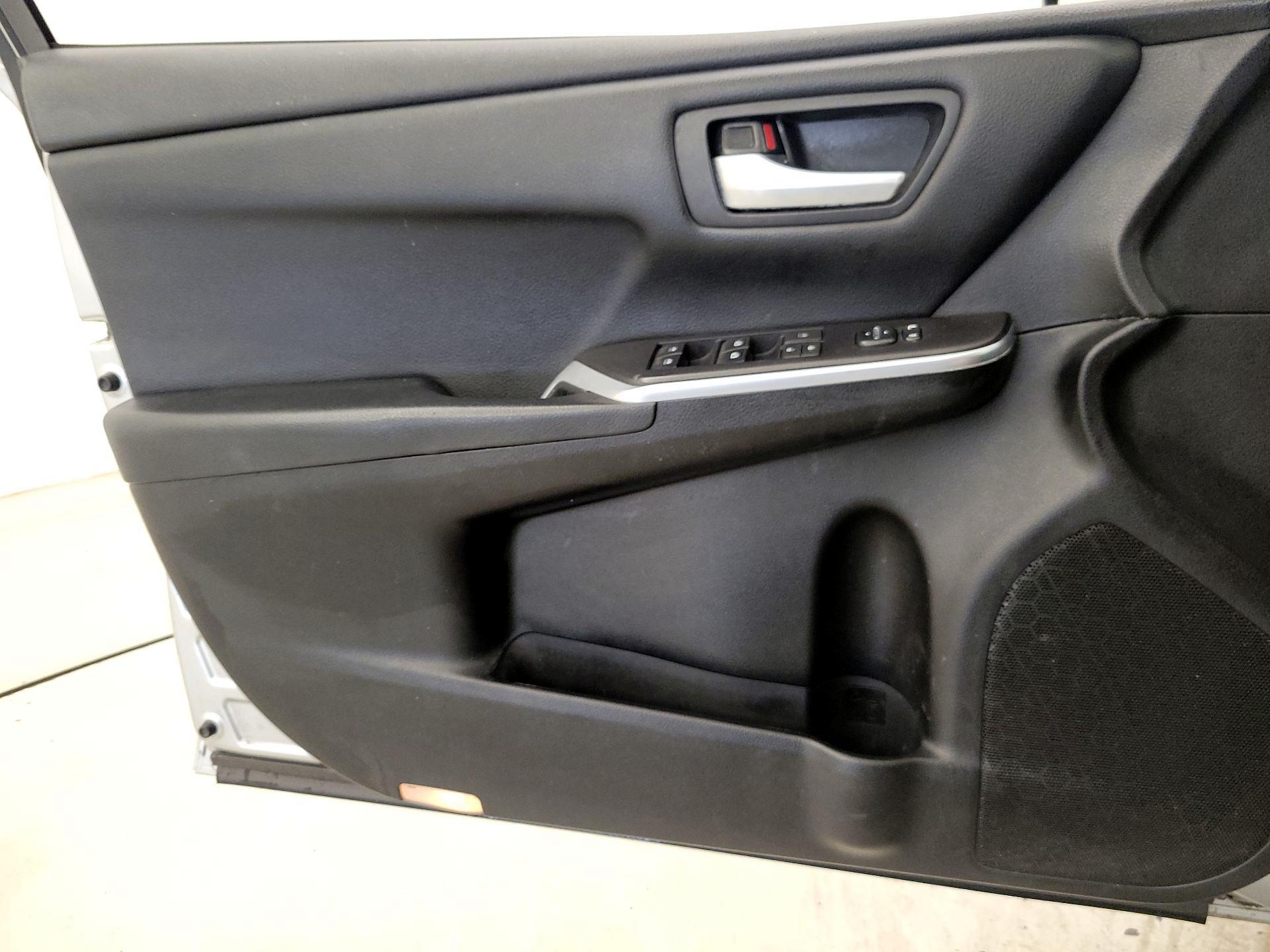 Thumbnail: 2016 Toyota Camry - 12