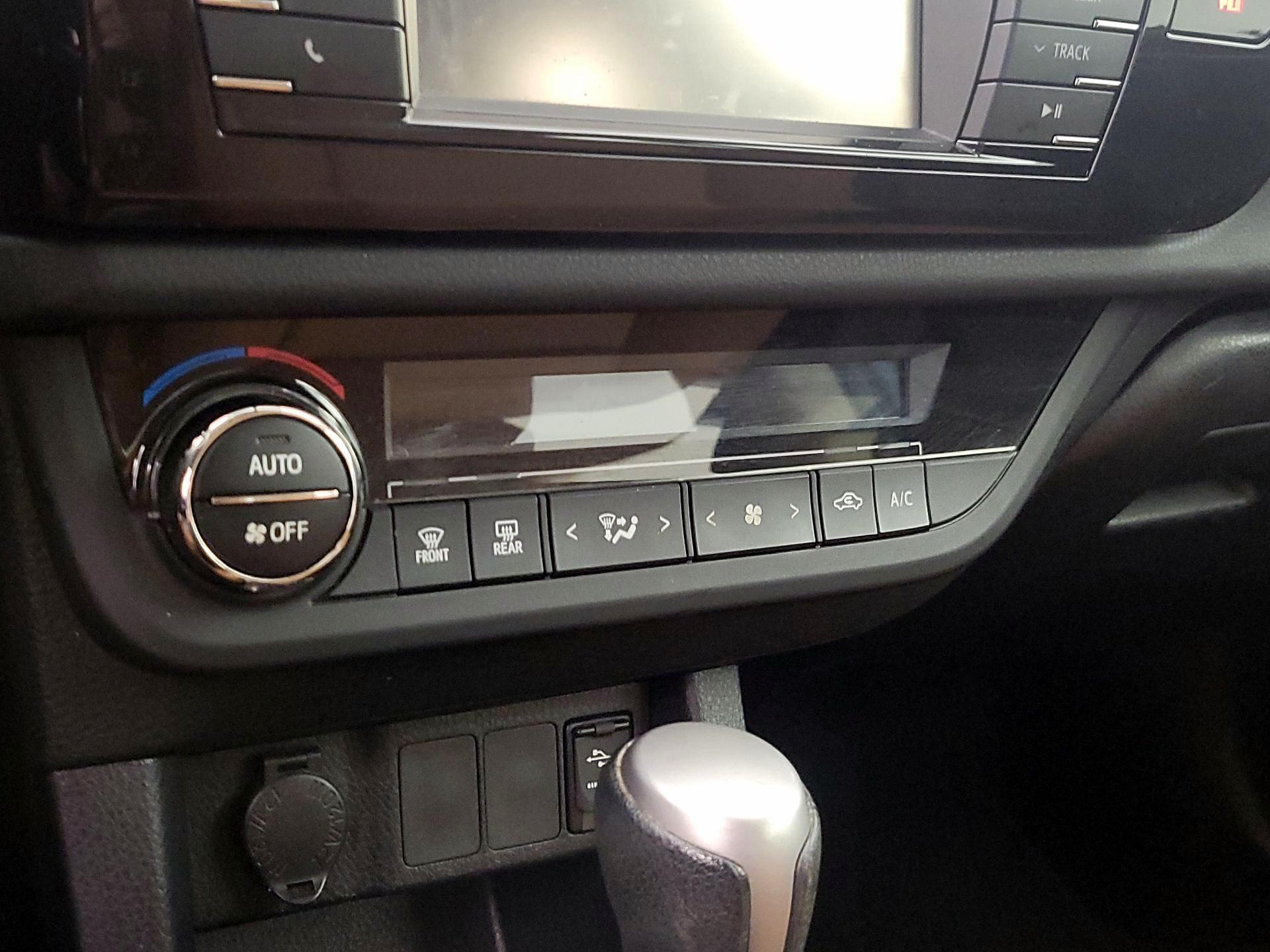 Thumbnail: 2014 Toyota Corolla - 16