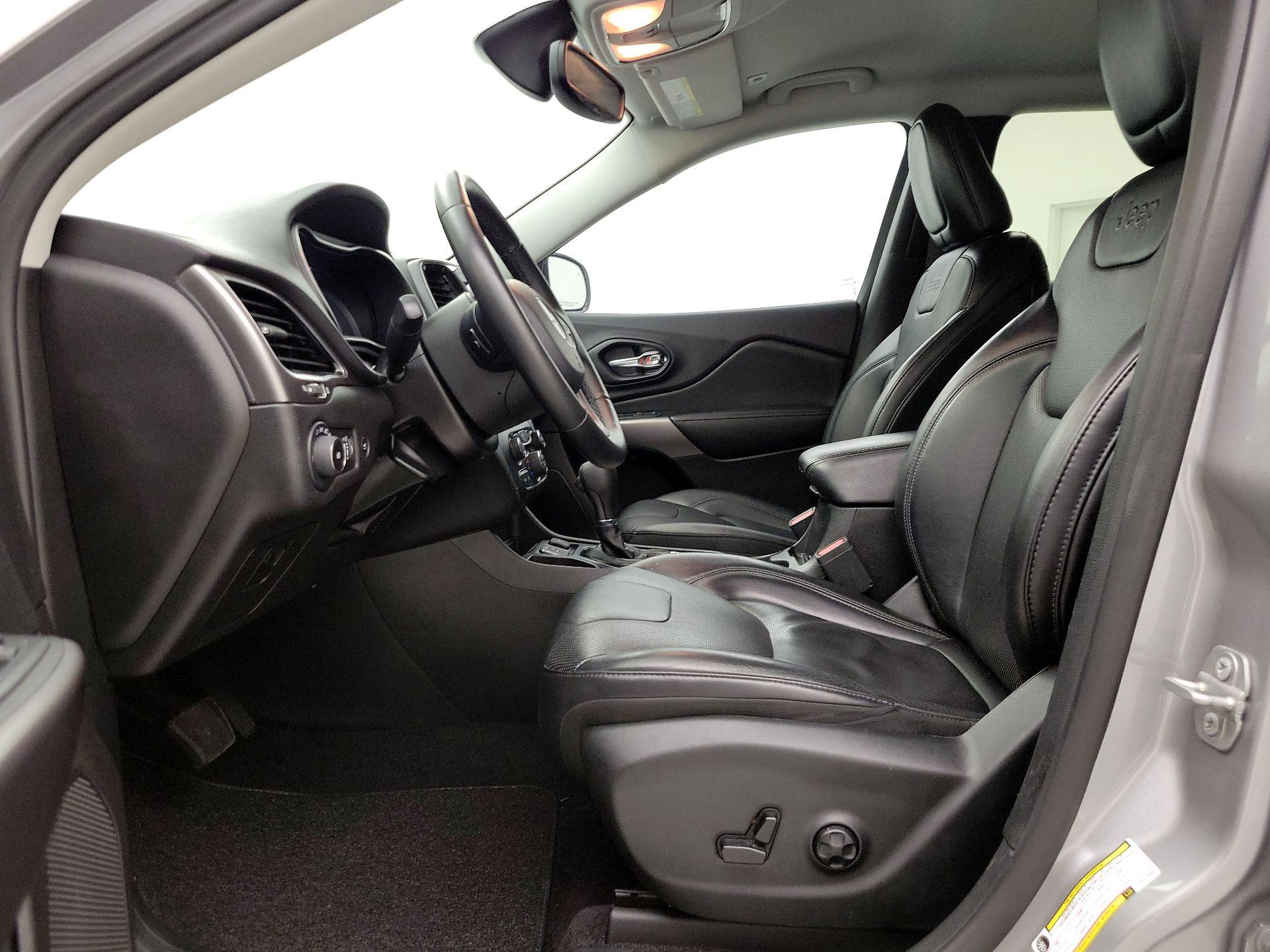 Thumbnail: 2019 Jeep Cherokee - 11