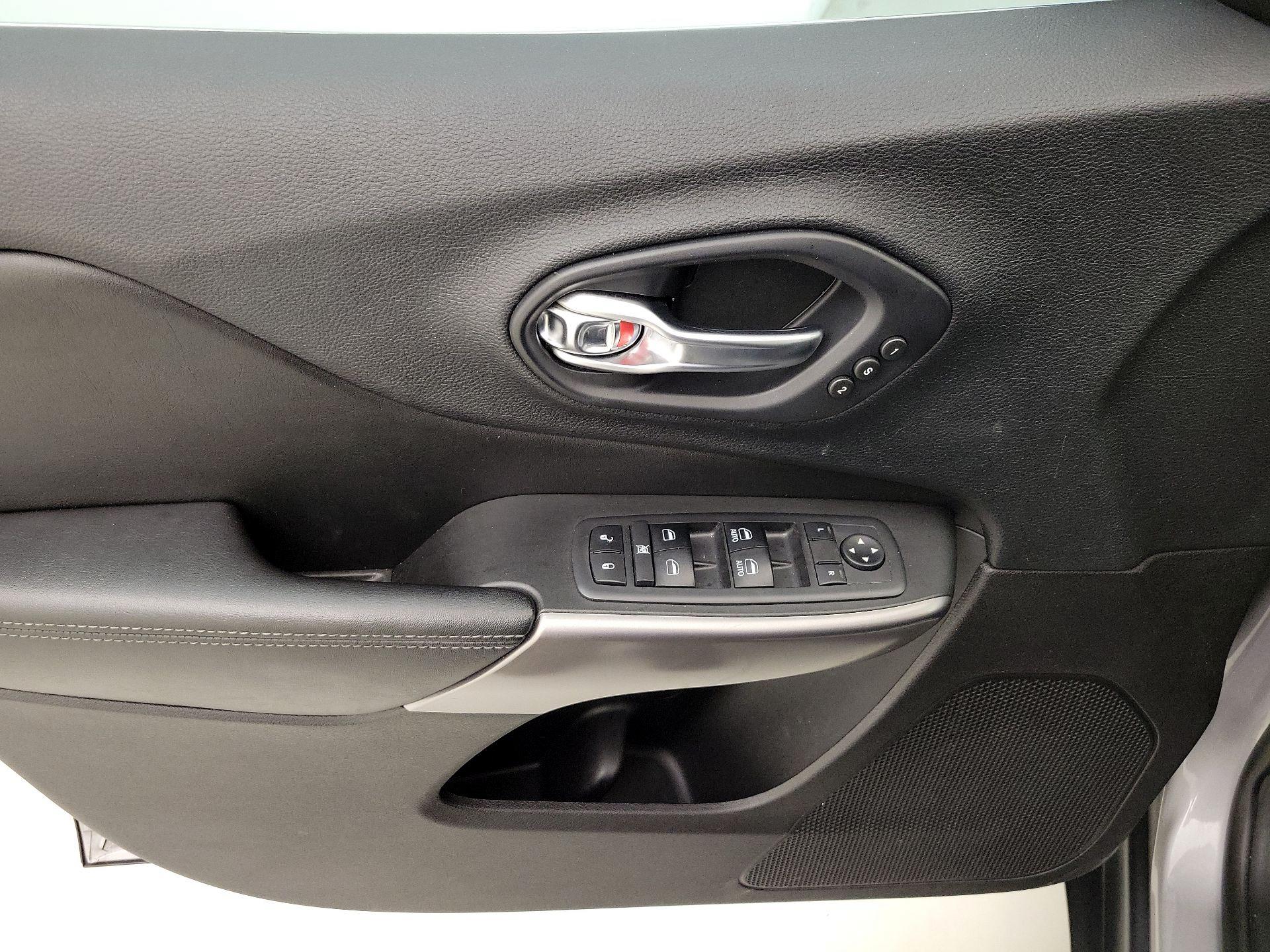 Thumbnail: 2019 Jeep Cherokee - 12