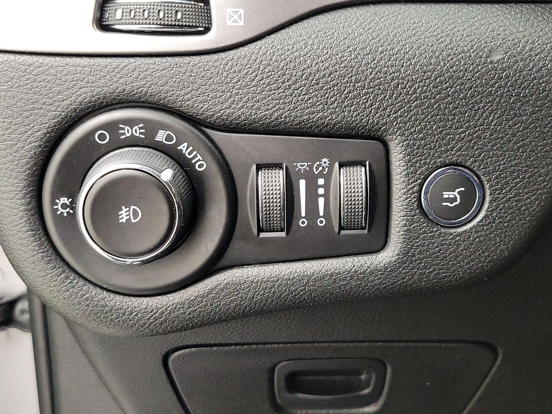Thumbnail: 2019 Jeep Cherokee - 13