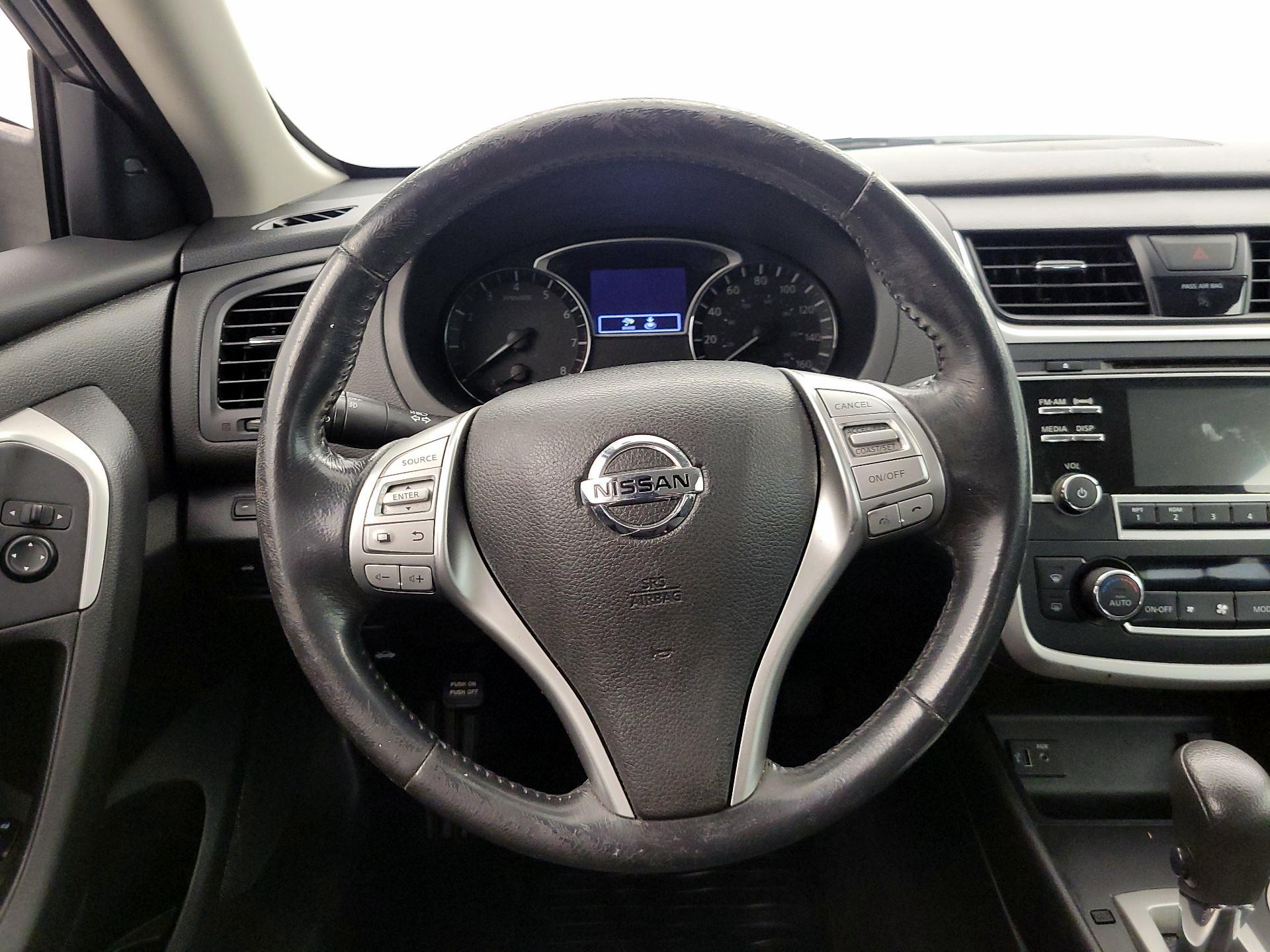 Thumbnail: 2017 Nissan Altima - 10