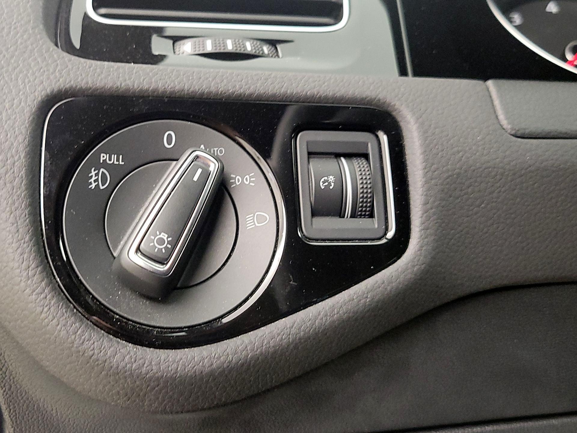 Thumbnail: 2019 Volkswagen Golf - 13