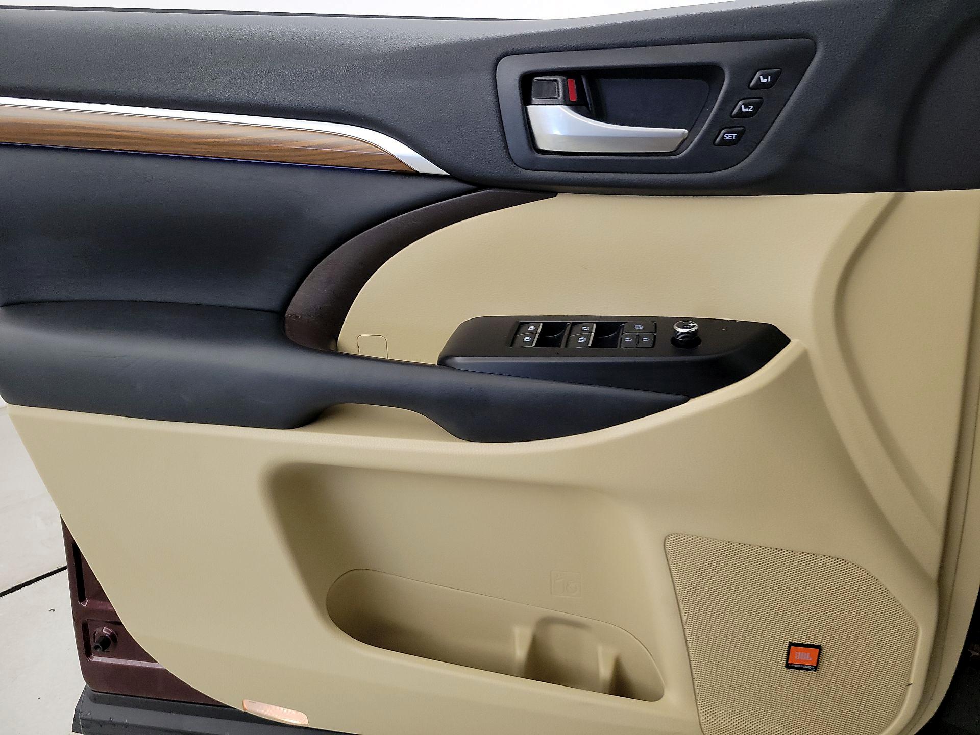 Thumbnail: 2019 Toyota Highlander - 12