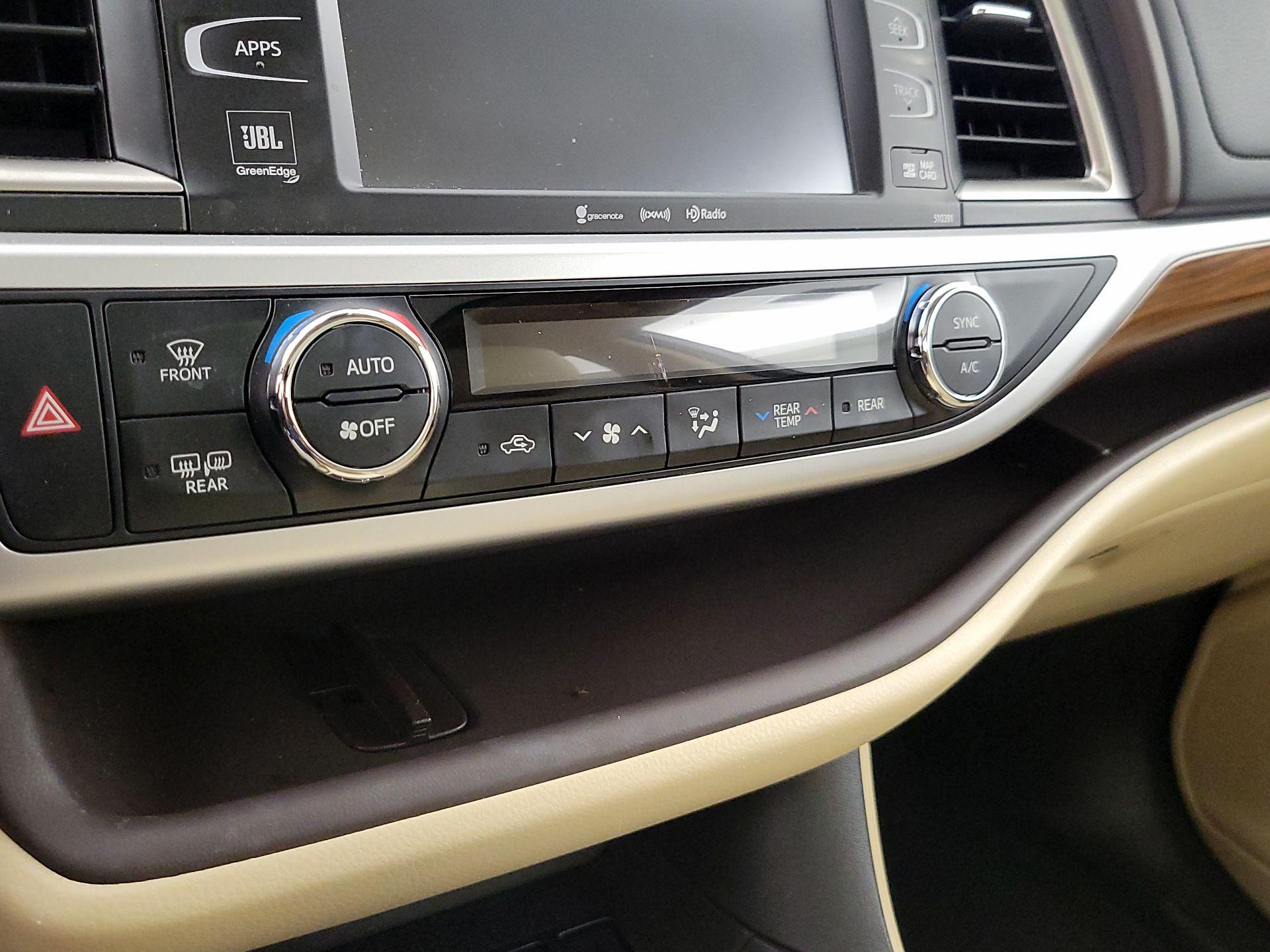 Thumbnail: 2019 Toyota Highlander - 17