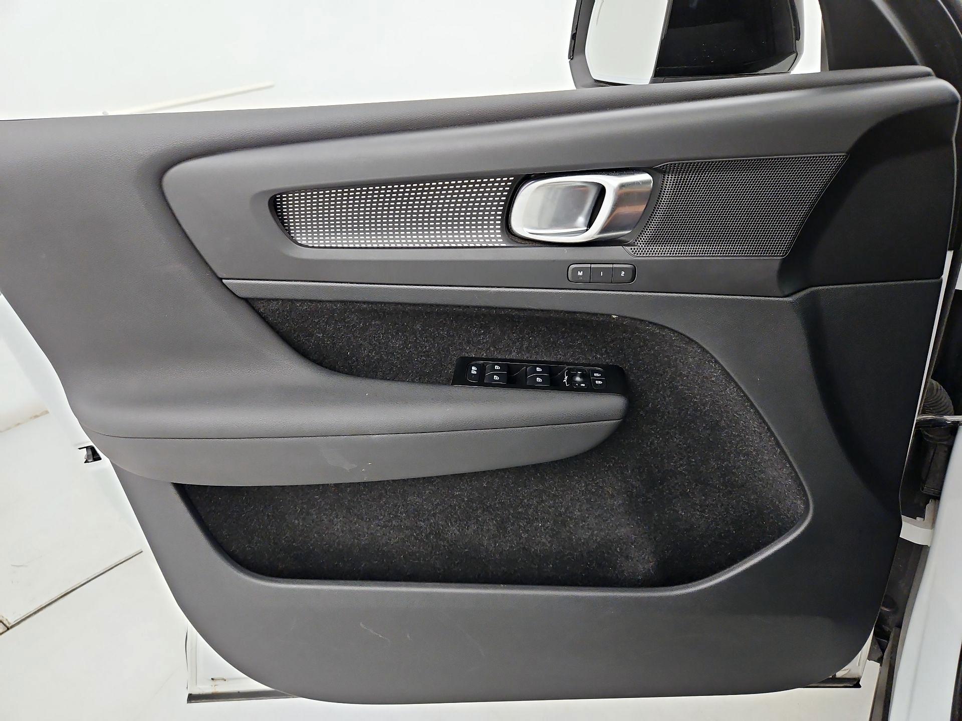 Thumbnail: 2021 Volvo XC40 - 12