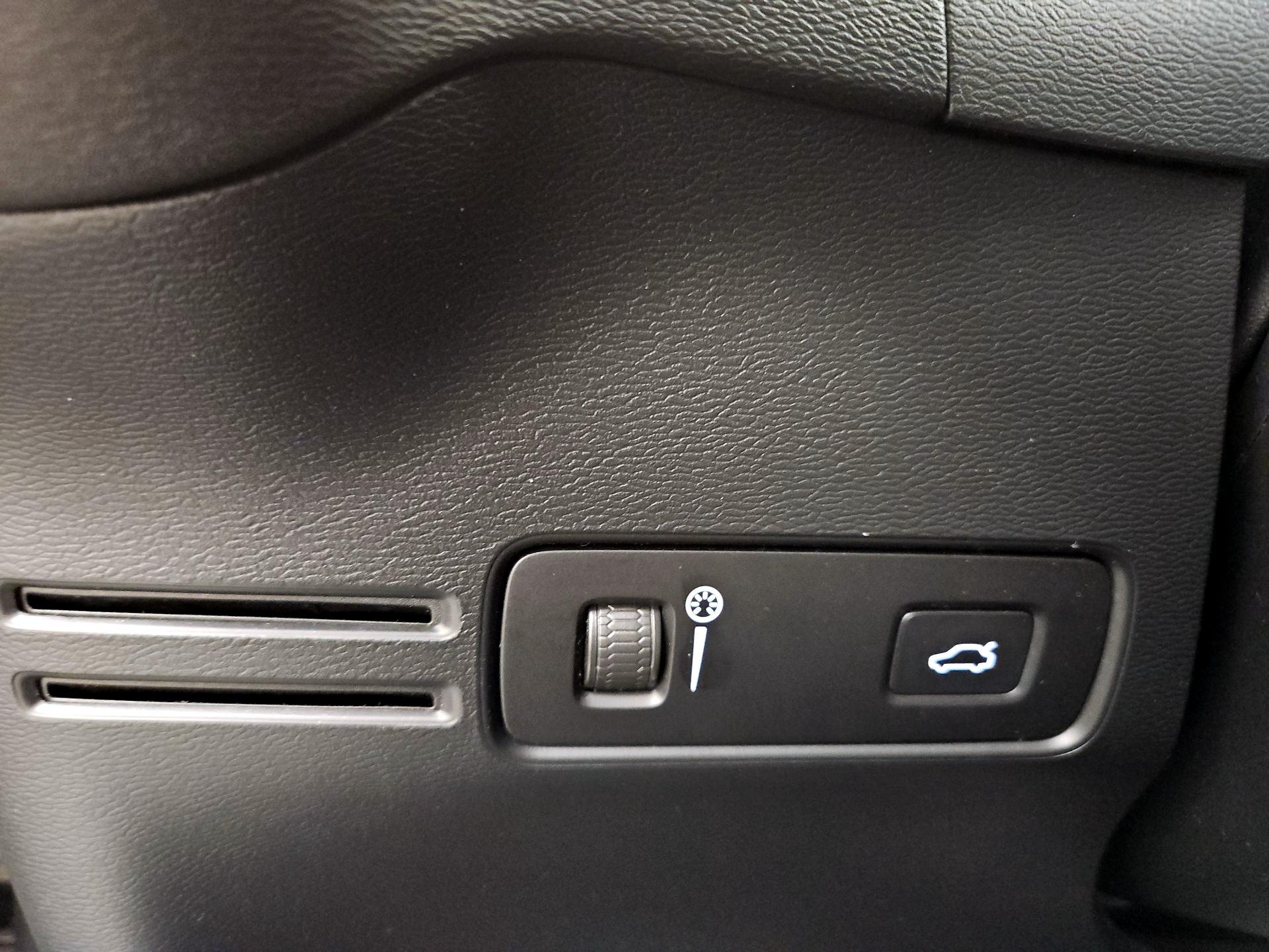 Thumbnail: 2021 Volvo XC40 - 13