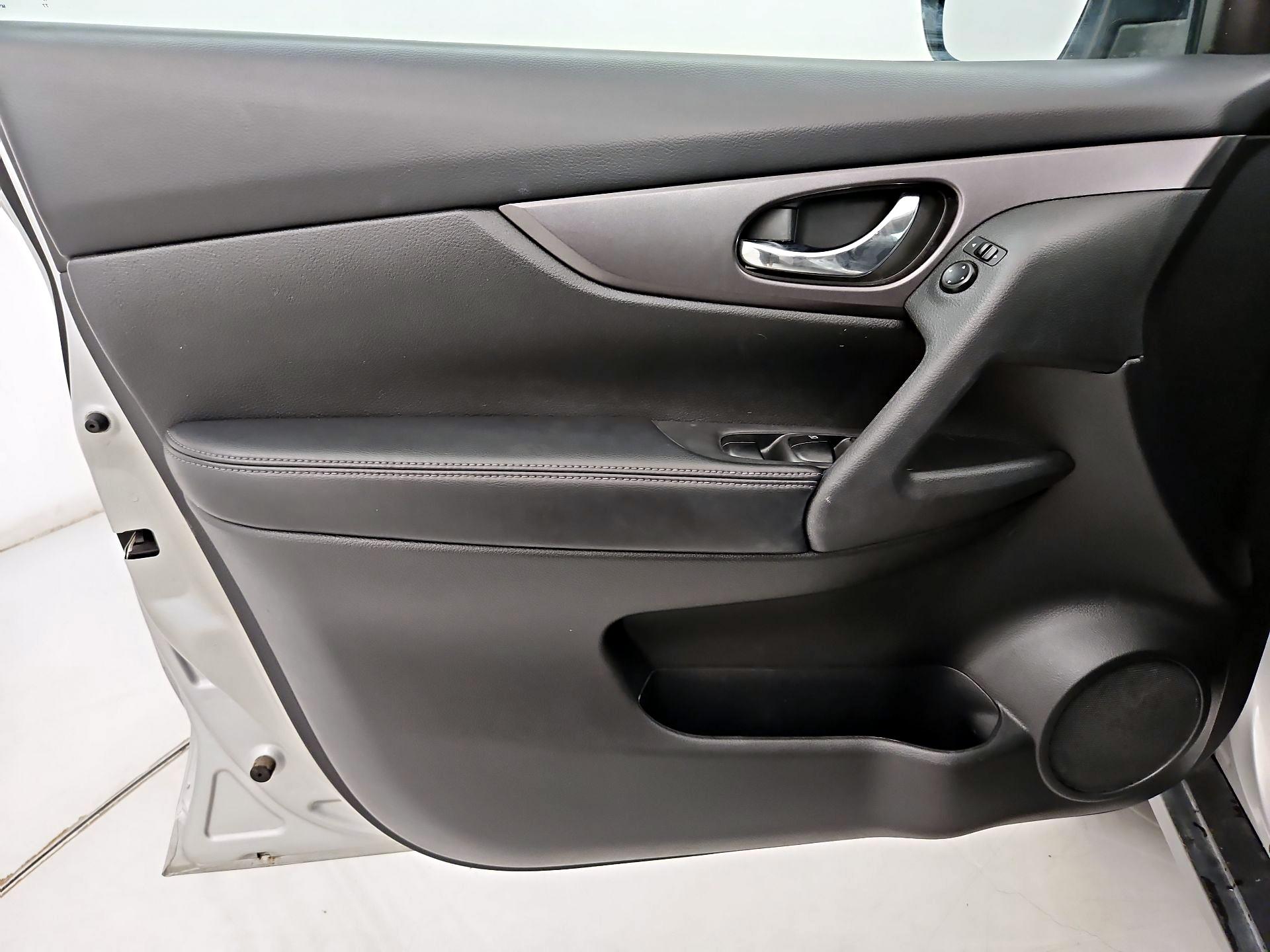 Thumbnail: 2016 Nissan Rogue - 12