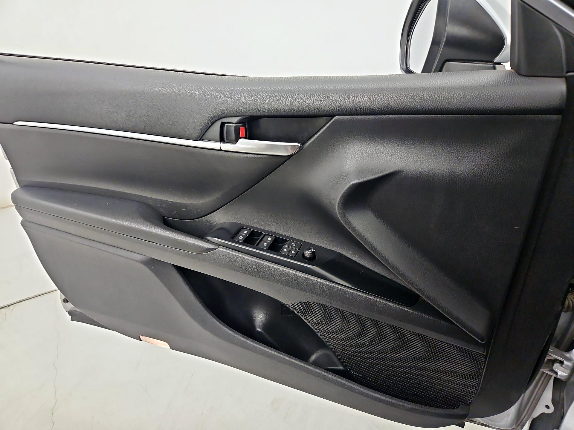 Thumbnail: 2019 Toyota Camry - 12