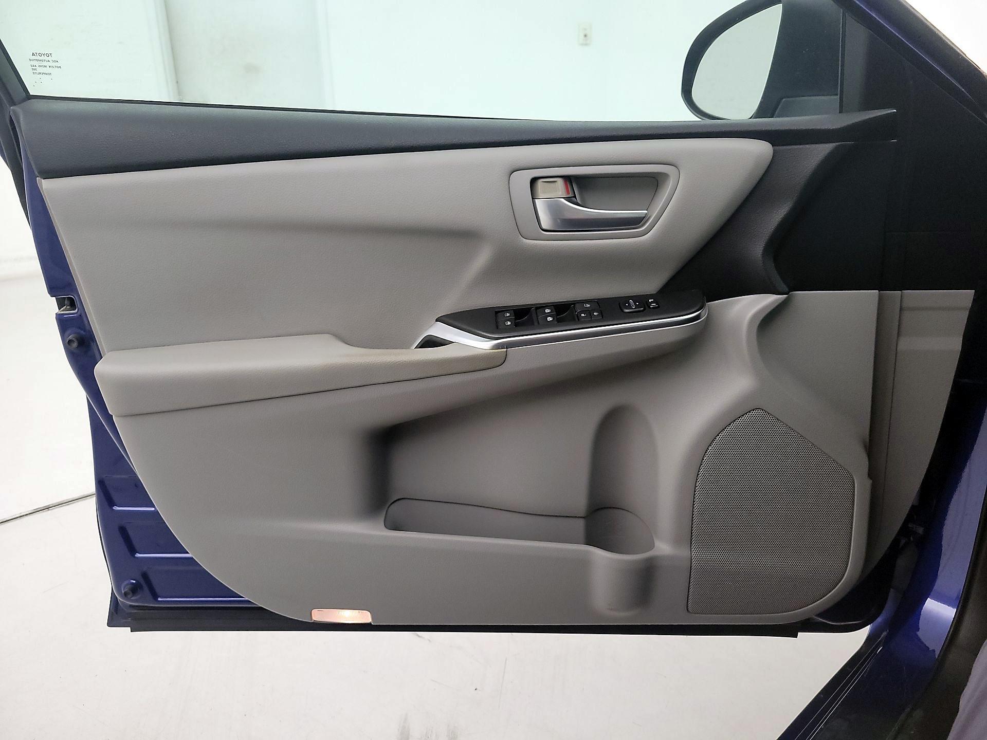 Thumbnail: 2016 Toyota Camry - 12