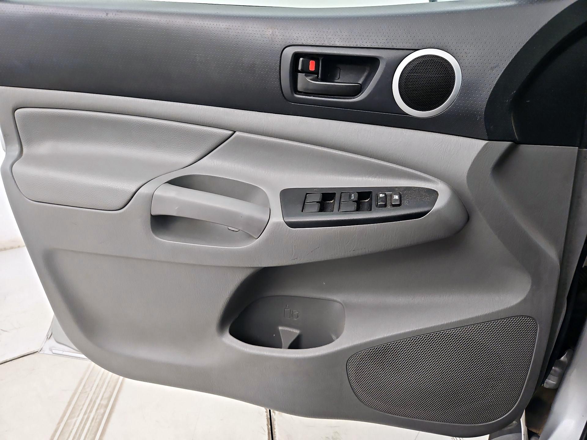 Thumbnail: 2013 Toyota Tacoma - 12