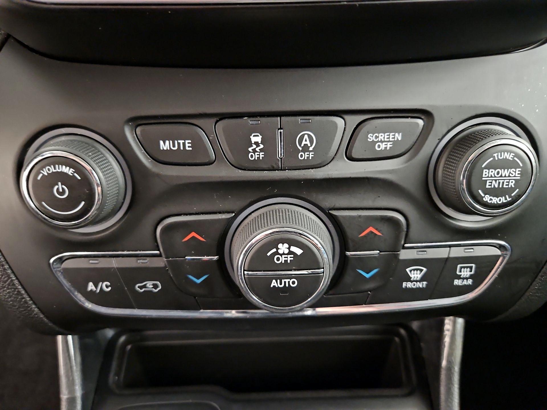 Thumbnail: 2022 Jeep Cherokee - 16