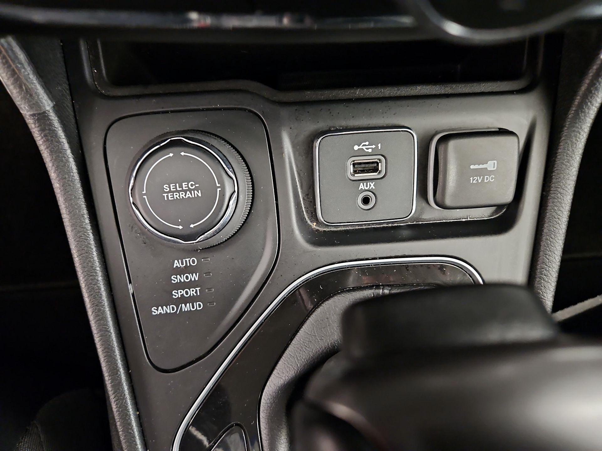 Thumbnail: 2022 Jeep Cherokee - 18