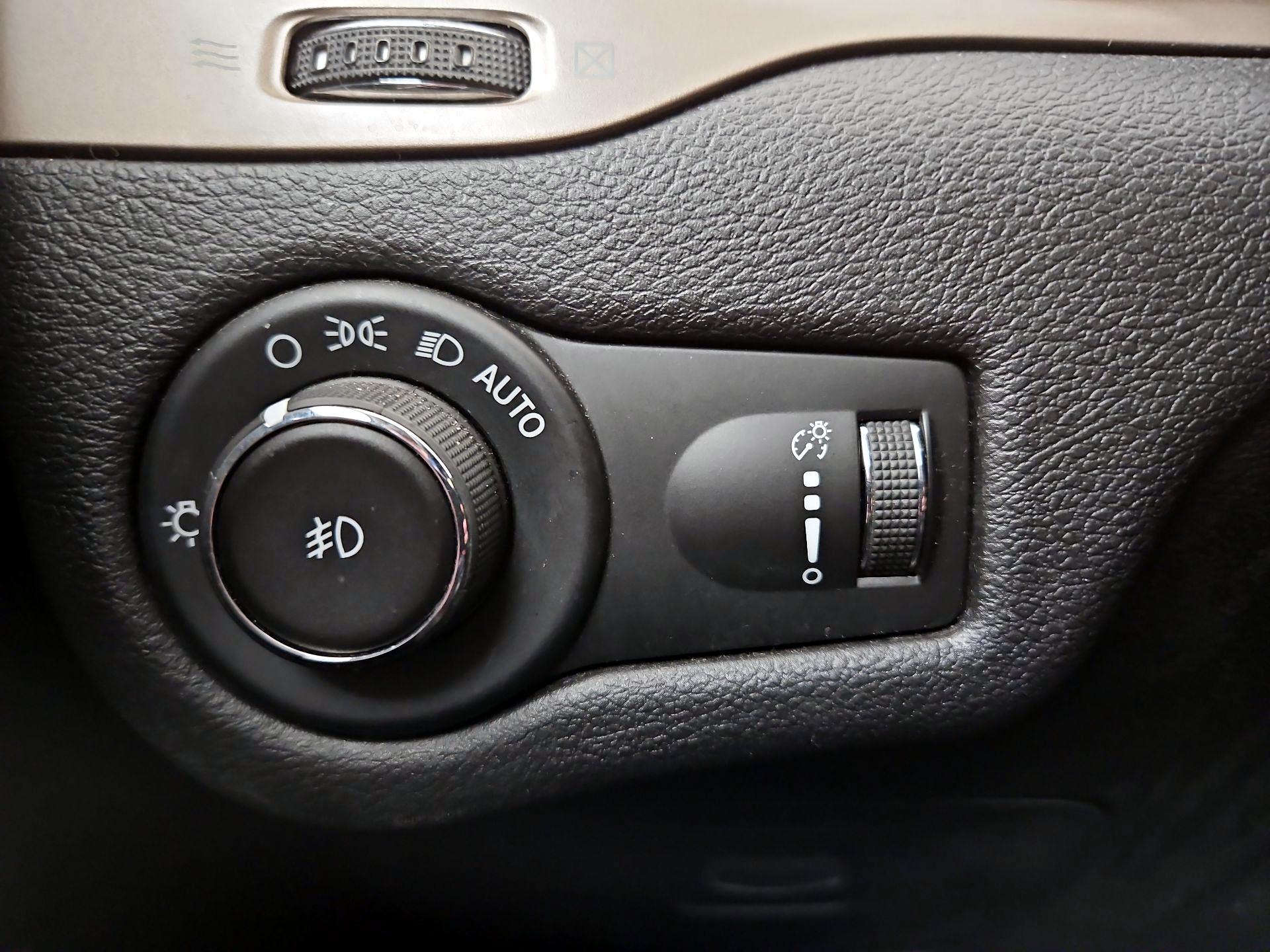 Thumbnail: 2018 Jeep Cherokee - 13