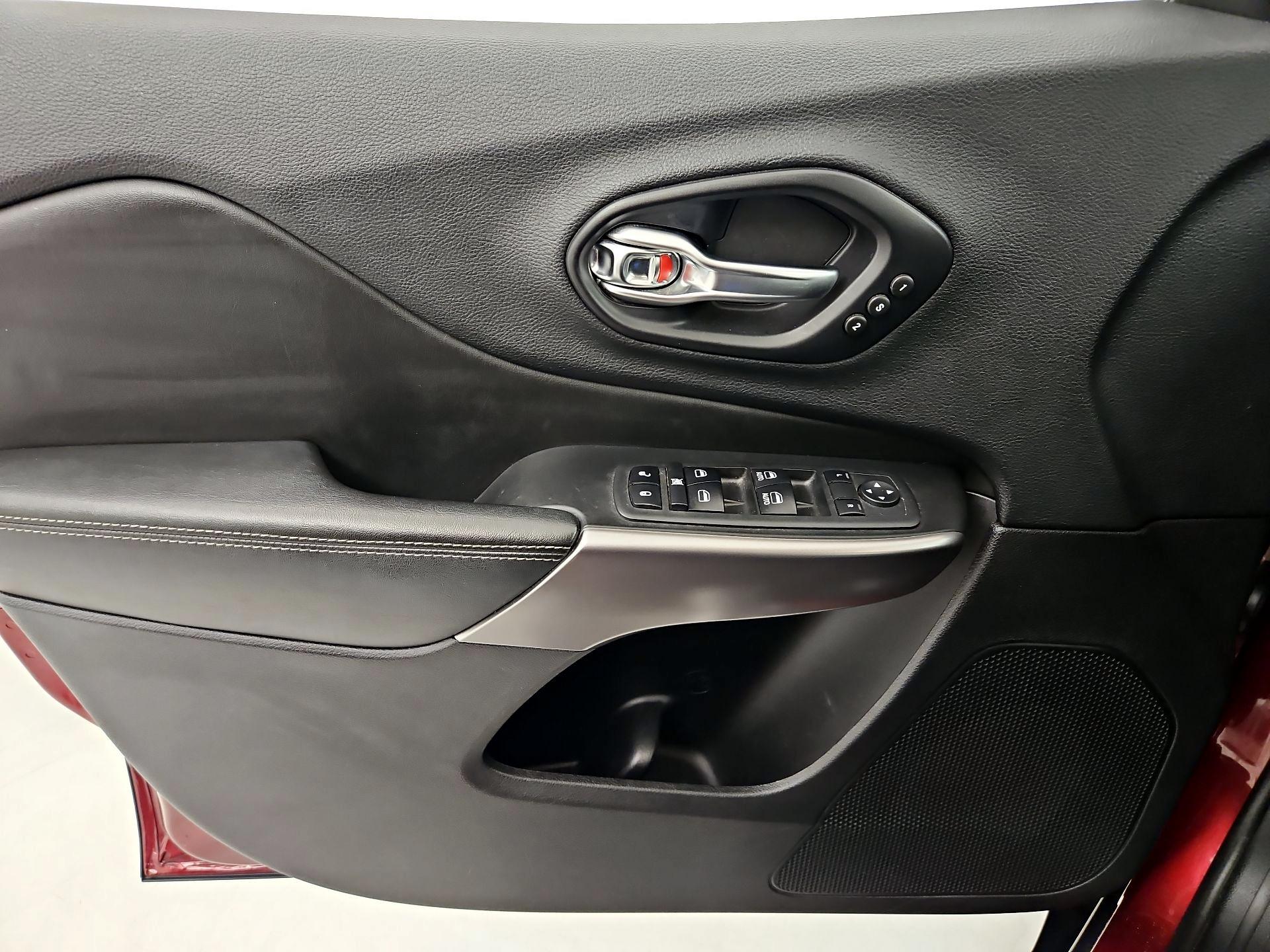 Thumbnail: 2019 Jeep Cherokee - 12