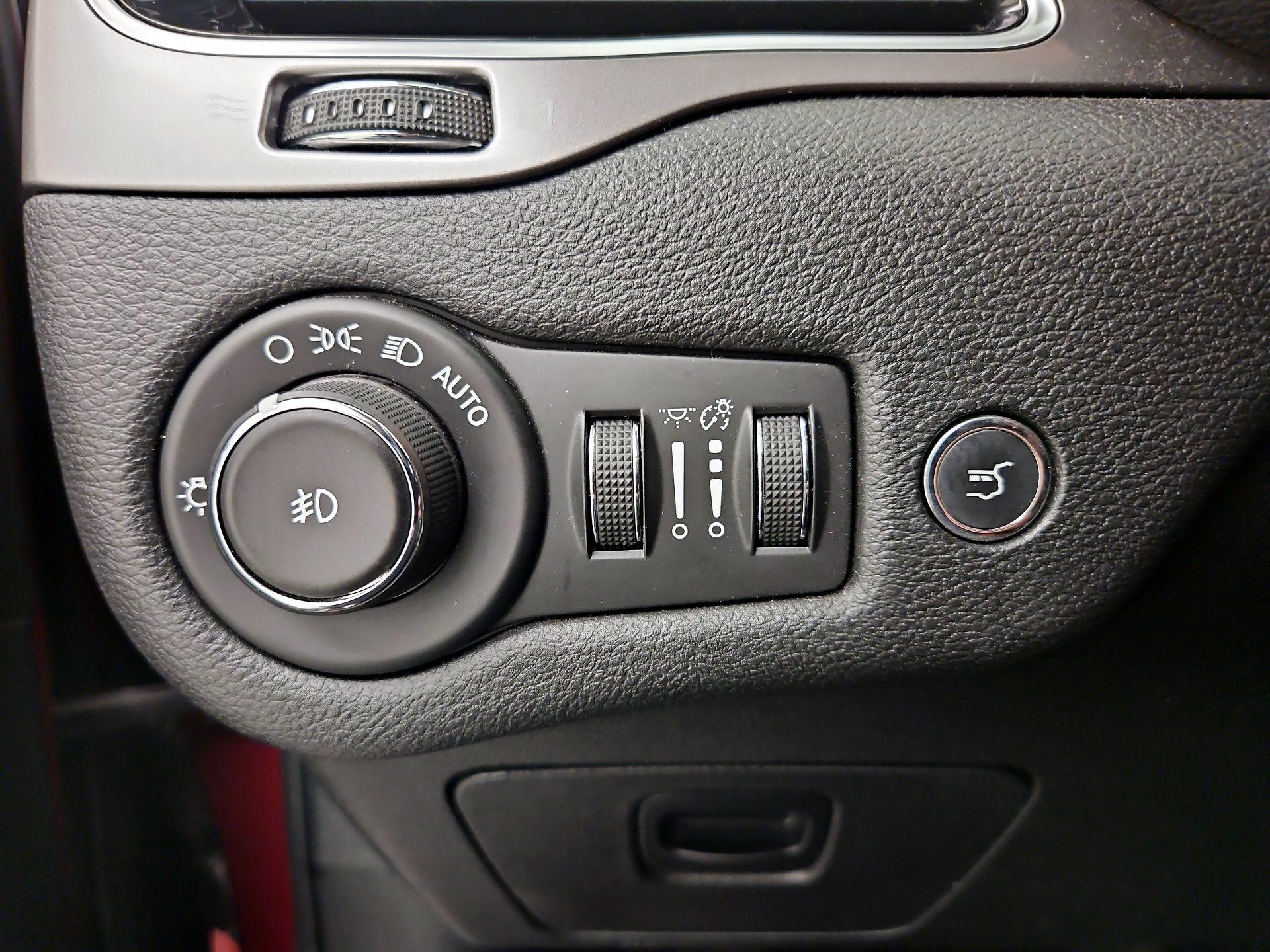 Thumbnail: 2019 Jeep Cherokee - 13