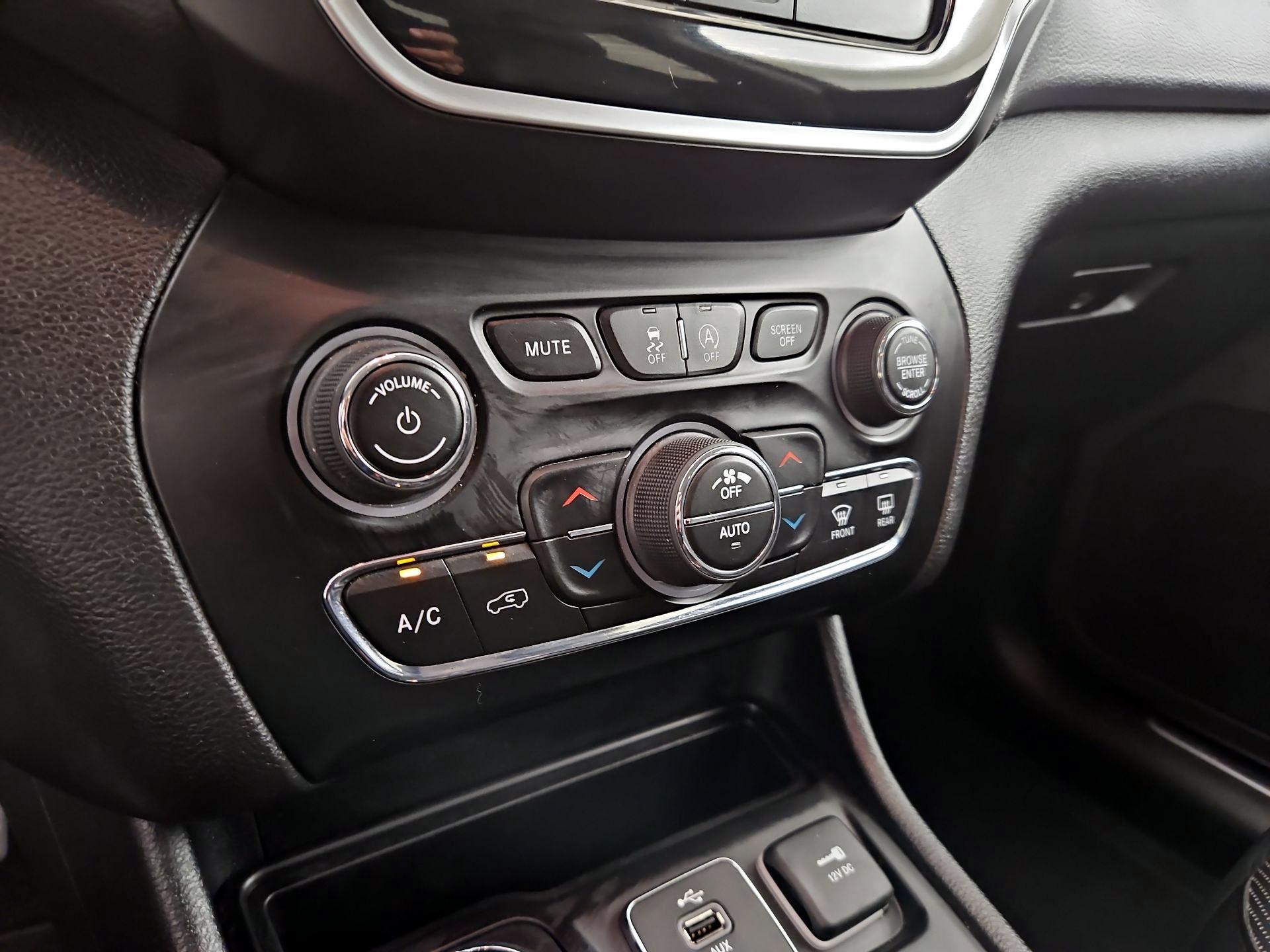 Thumbnail: 2019 Jeep Cherokee - 16