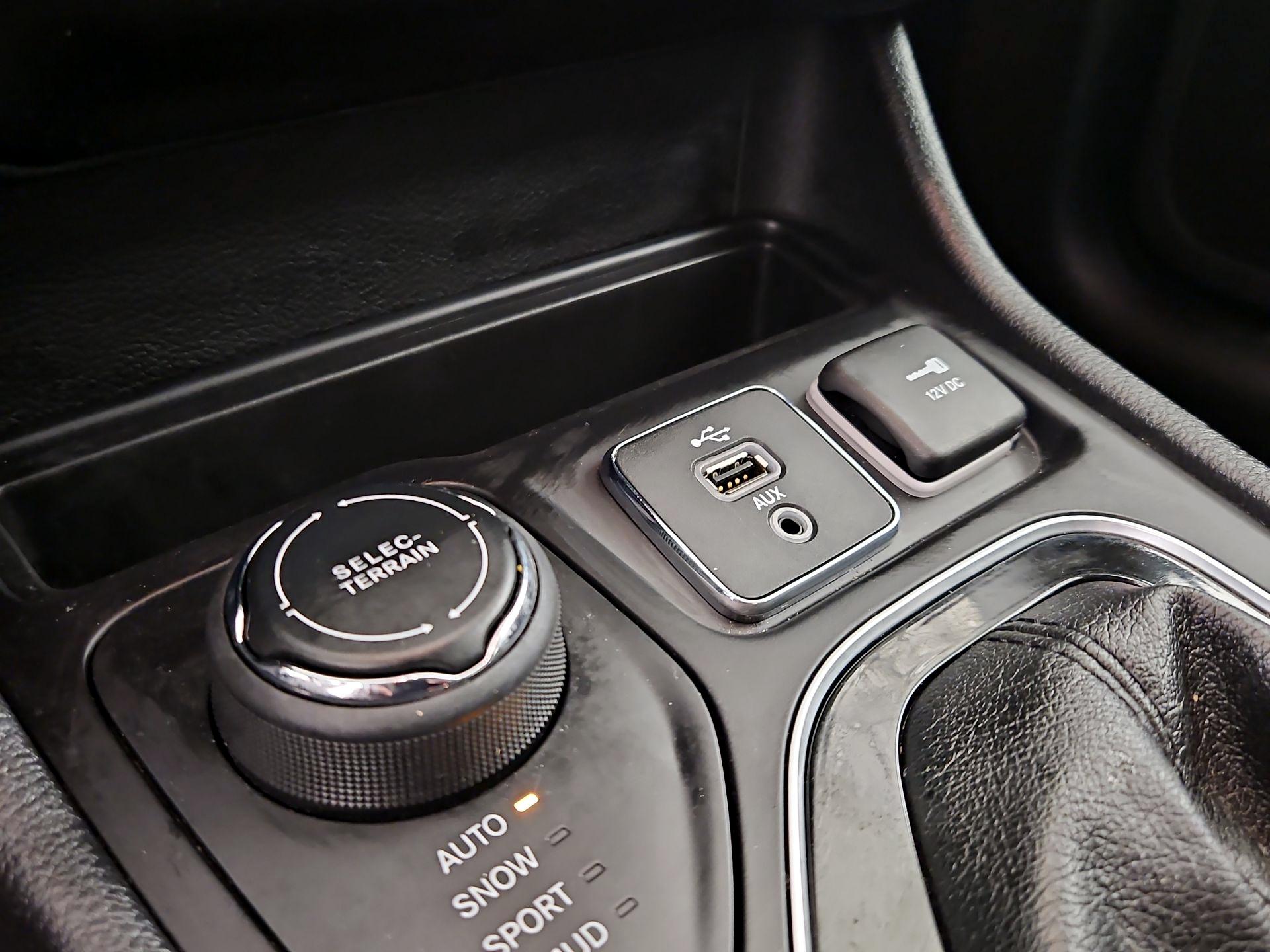 Thumbnail: 2019 Jeep Cherokee - 18