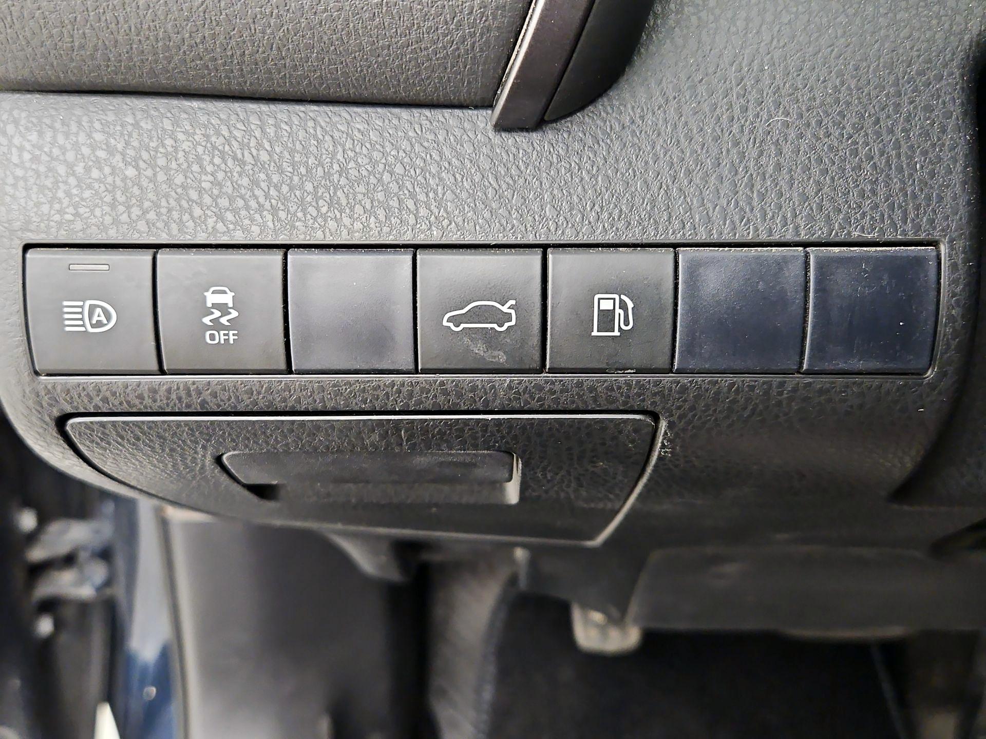 Thumbnail: 2018 Toyota Camry - 13