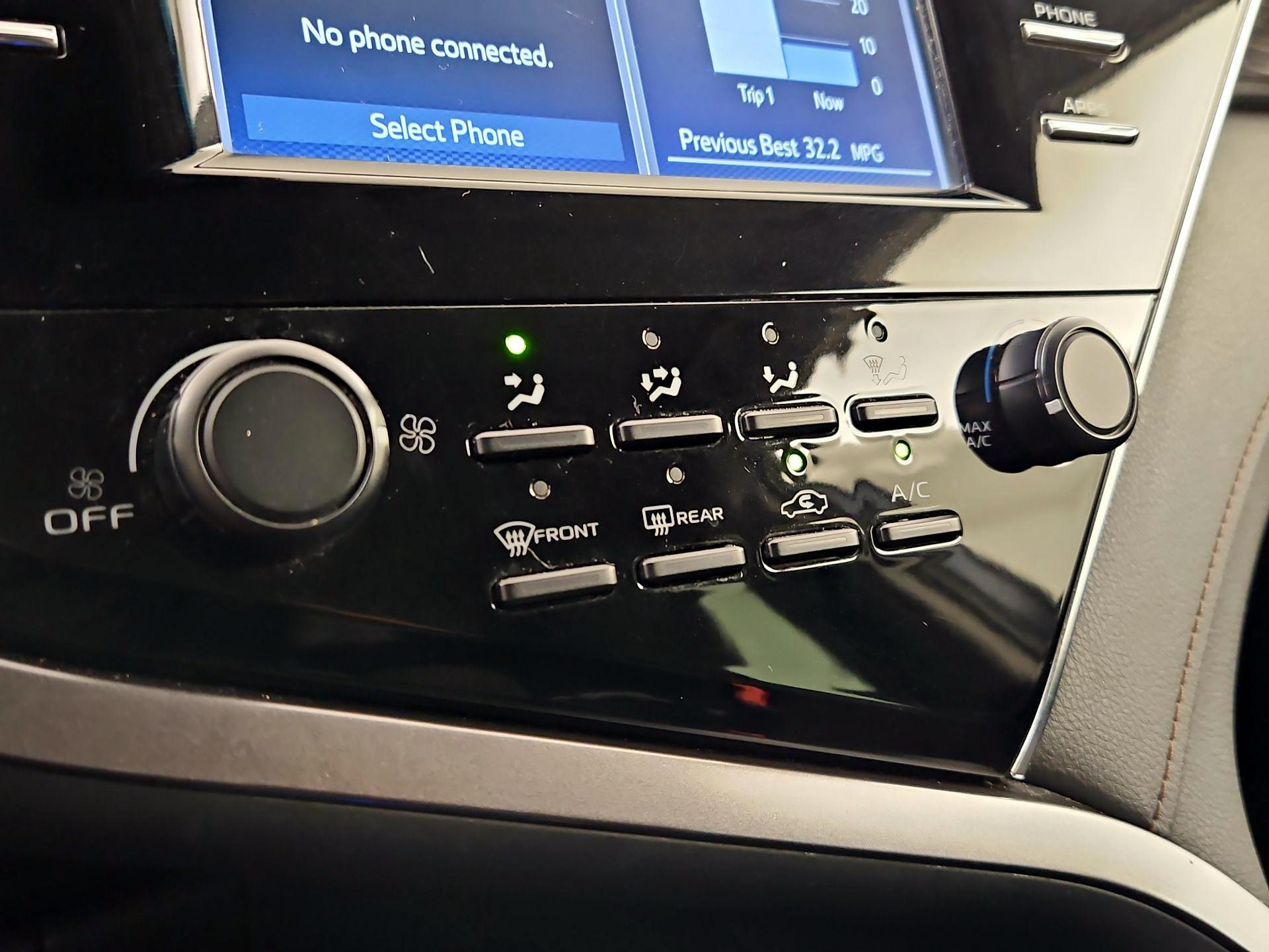 Thumbnail: 2018 Toyota Camry - 16