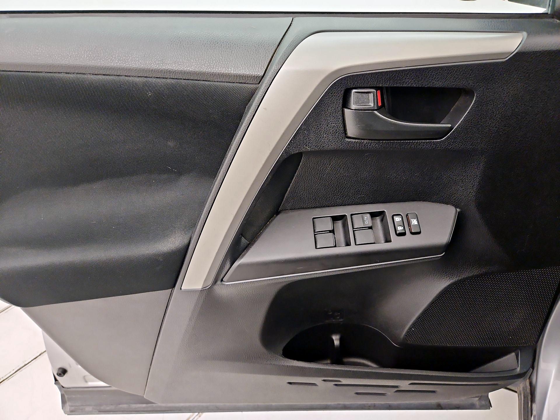 Thumbnail: 2016 Toyota RAV4 - 12