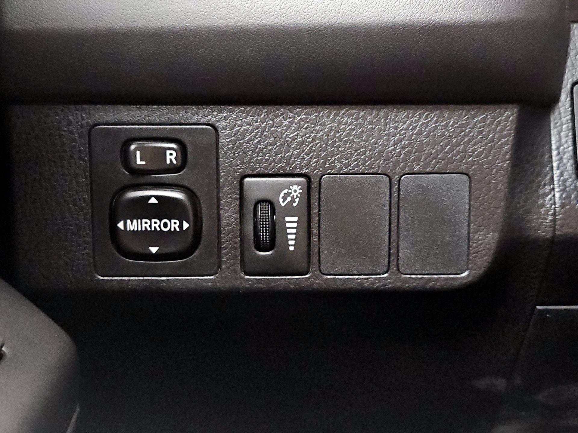Thumbnail: 2016 Toyota RAV4 - 13