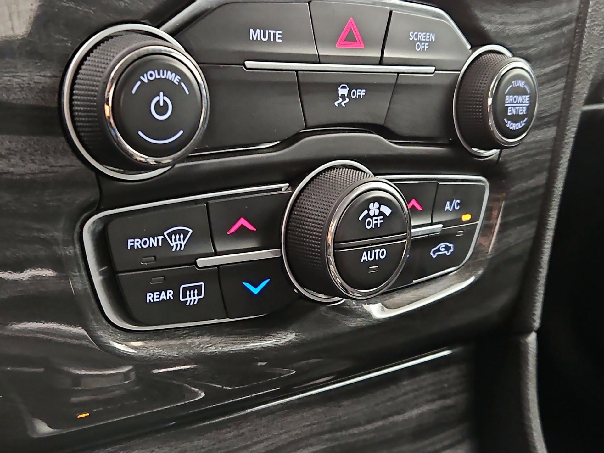 Thumbnail: 2019 Chrysler 300 - 16